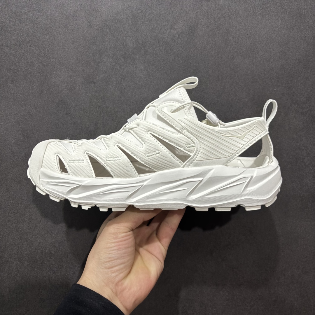 图片[2]-【绿x版】HOKA One One Hopara Sandals 霍帕拉系列水路两用溯溪涉水休闲户外露营凉鞋 作为先锋品牌的 HOKA ONE ONE总是以独特的方式 HOPA RA是一款溯溪鞋 又名排水鞋 可长期用于涉水和溯溪 保护脚底和脚趾的安全和舒适 鞋面材料速干 透气 耐磨 鞋底防滑 耐磨 抓地能力强 出于安全考虑 设计要求较高 涉水溯溪过程中 水 泥沙 可以直接从鞋内大孔排出 细纹鞋底使在岩石上抓地能力强 避免打滑 而上路后 鞋面具有快干透气等优点 尺码：36 36.5 37.5 38 39 40 40.5 41 42 42.5 43 44 45-选品中心