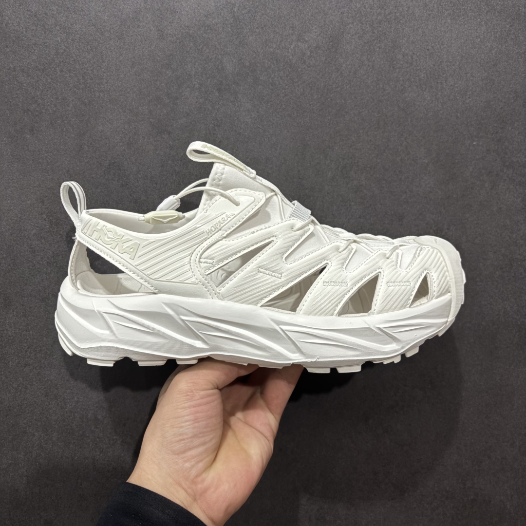 【绿x版】HOKA One One Hopara Sandals 霍帕拉系列水路两用溯溪涉水休闲户外露营凉鞋 作为先锋品牌的 HOKA ONE ONE总是以独特的方式 HOPA RA是一款溯溪鞋 又名排水鞋 可长期用于涉水和溯溪 保护脚底和脚趾的安全和舒适 鞋面材料速干 透气 耐磨 鞋底防滑 耐磨 抓地能力强 出于安全考虑 设计要求较高 涉水溯溪过程中 水 泥沙 可以直接从鞋内大孔排出 细纹鞋底使在岩石上抓地能力强 避免打滑 而上路后 鞋面具有快干透气等优点 尺码:36 36.5 37.5 38 39 40 40.5 41 42 42.5 43 44 45-选品中心