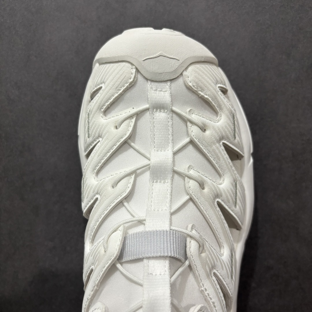 图片[8]-【绿x版】HOKA One One Hopara Sandals 霍帕拉系列水路两用溯溪涉水休闲户外露营凉鞋 作为先锋品牌的 HOKA ONE ONE总是以独特的方式 HOPA RA是一款溯溪鞋 又名排水鞋 可长期用于涉水和溯溪 保护脚底和脚趾的安全和舒适 鞋面材料速干 透气 耐磨 鞋底防滑 耐磨 抓地能力强 出于安全考虑 设计要求较高 涉水溯溪过程中 水 泥沙 可以直接从鞋内大孔排出 细纹鞋底使在岩石上抓地能力强 避免打滑 而上路后 鞋面具有快干透气等优点 尺码：36 36.5 37.5 38 39 40 40.5 41 42 42.5 43 44 45-选品中心