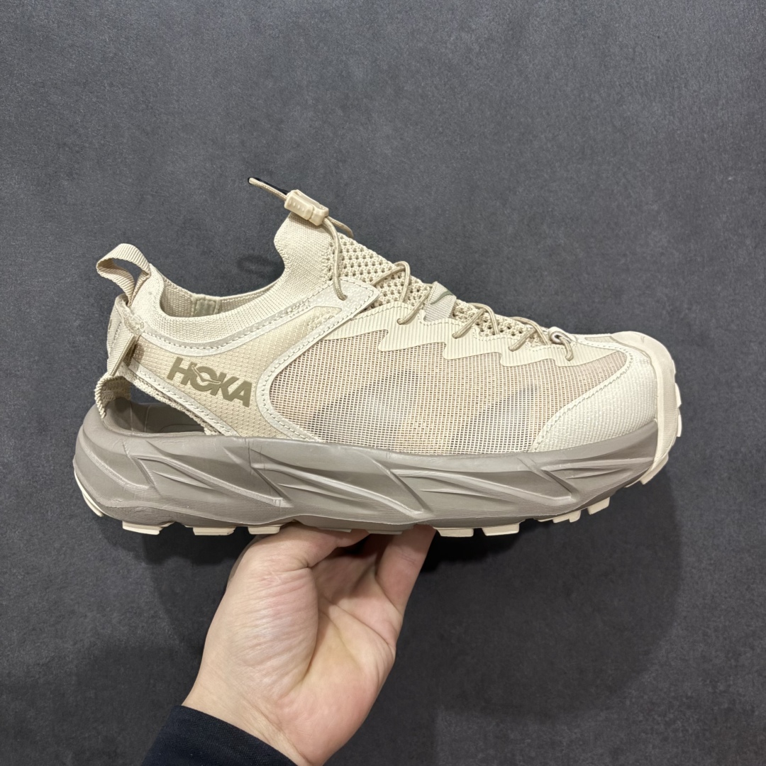 【绿x版】Hoka W Hopara 2 霍帕拉系列水路两用溯溪涉水休闲户外露营凉鞋 作为先锋品牌的 HOKA ONE ONE总是以独特的方式 HOPARA是一款溯溪鞋 又名排水鞋 可长期用于涉水和溯溪 保护脚底和脚趾的安全和舒适 鞋面材料速干 透气 耐磨 鞋底防滑 耐磨 抓地能力强 出于安全考虑 设计要求较高-涉水溯溪过程中 水 泥沙 可以直接从鞋内大孔排出 细纹鞋底使在岩石上抓地能力强 避免打滑 而上路后 鞋面具有快干透气等优点 尺码:36 36.5 37.5 38 39 40 40.5 41 42 42.5 43 44 45-选品中心