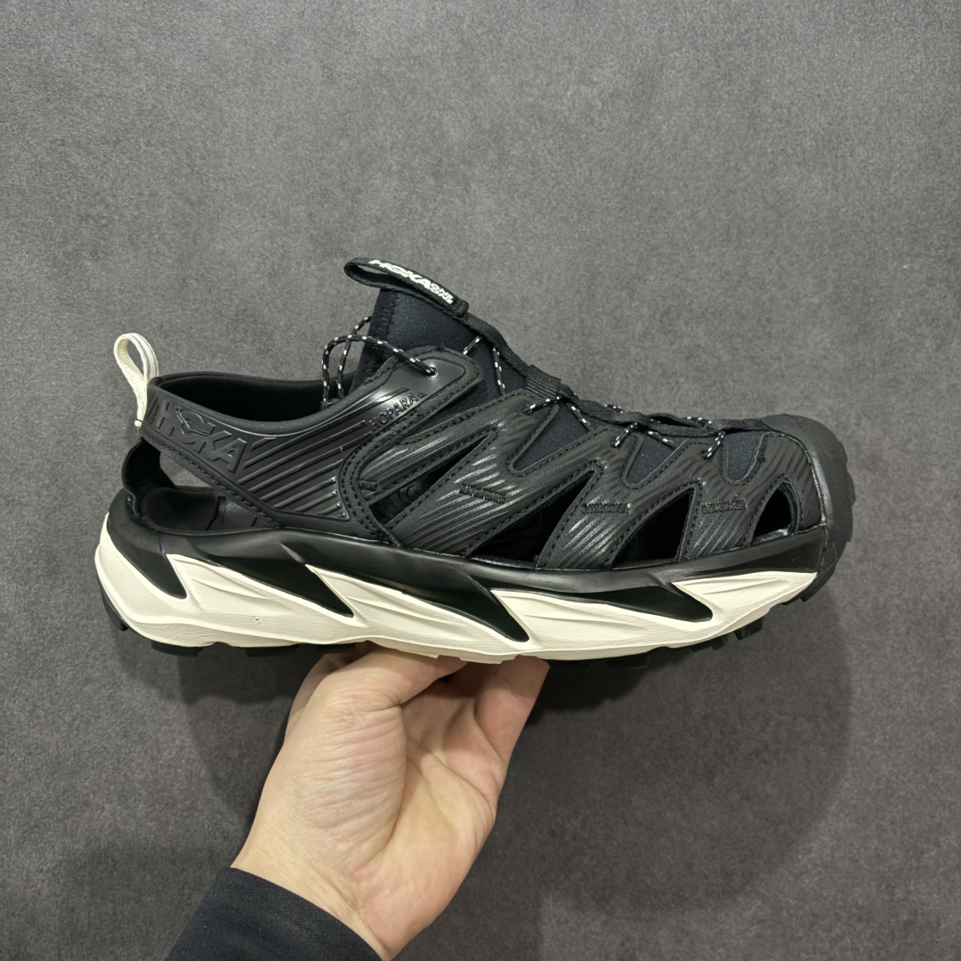 【绿x版】HOKA One One Hopara Sandals 霍帕拉系列水路两用溯溪涉水休闲户外露营凉鞋 作为先锋品牌的 HOKA ONE ONE总是以独特的方式 HOPA RA是一款溯溪鞋 又名排水鞋 可长期用于涉水和溯溪 保护脚底和脚趾的安全和舒适 鞋面材料速干 透气 耐磨 鞋底防滑 耐磨 抓地能力强 出于安全考虑 设计要求较高 涉水溯溪过程中 水 泥沙 可以直接从鞋内大孔排出 细纹鞋底使在岩石上抓地能力强 避免打滑 而上路后 鞋面具有快干透气等优点 尺码:36 36.5 37.5 38 39 40 40.5 41 42 42.5 43 44 45-选品中心