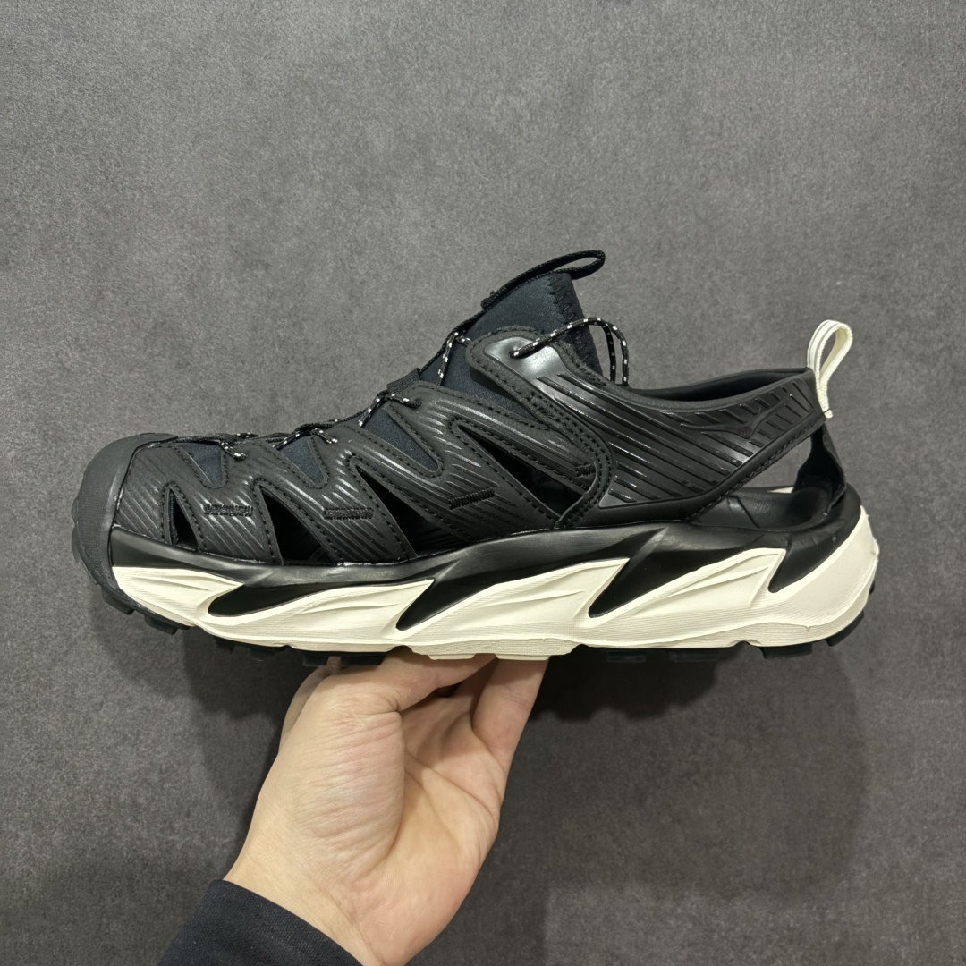 图片[3]-【绿x版】HOKA One One Hopara Sandals 霍帕拉系列水路两用溯溪涉水休闲户外露营凉鞋 作为先锋品牌的 HOKA ONE ONE总是以独特的方式 HOPA RA是一款溯溪鞋 又名排水鞋 可长期用于涉水和溯溪 保护脚底和脚趾的安全和舒适 鞋面材料速干 透气 耐磨 鞋底防滑 耐磨 抓地能力强 出于安全考虑 设计要求较高 涉水溯溪过程中 水 泥沙 可以直接从鞋内大孔排出 细纹鞋底使在岩石上抓地能力强 避免打滑 而上路后 鞋面具有快干透气等优点 尺码：36 36.5 37.5 38 39 40 40.5 41 42 42.5 43 44 45-选品中心