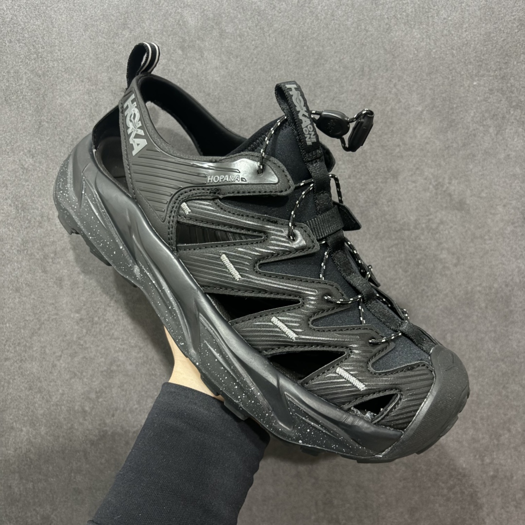 图片[4]-【绿x版】HOKA One One Hopara Sandals 霍帕拉系列水路两用溯溪涉水休闲户外露营凉鞋 作为先锋品牌的 HOKA ONE ONE总是以独特的方式 HOPA RA是一款溯溪鞋 又名排水鞋 可长期用于涉水和溯溪 保护脚底和脚趾的安全和舒适 鞋面材料速干 透气 耐磨 鞋底防滑 耐磨 抓地能力强 出于安全考虑 设计要求较高 涉水溯溪过程中 水 泥沙 可以直接从鞋内大孔排出 细纹鞋底使在岩石上抓地能力强 避免打滑 而上路后 鞋面具有快干透气等优点 尺码：36 36.5 37.5 38 39 40 40.5 41 42 42.5 43 44 45-选品中心