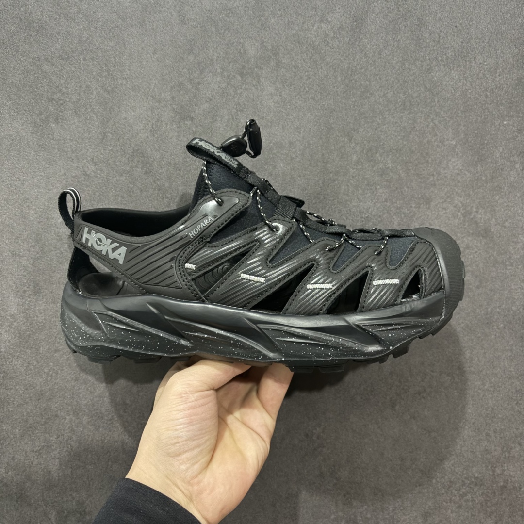 【绿x版】HOKA One One Hopara Sandals 霍帕拉系列水路两用溯溪涉水休闲户外露营凉鞋 作为先锋品牌的 HOKA ONE ONE总是以独特的方式 HOPA RA是一款溯溪鞋 又名排水鞋 可长期用于涉水和溯溪 保护脚底和脚趾的安全和舒适 鞋面材料速干 透气 耐磨 鞋底防滑 耐磨 抓地能力强 出于安全考虑 设计要求较高 涉水溯溪过程中 水 泥沙 可以直接从鞋内大孔排出 细纹鞋底使在岩石上抓地能力强 避免打滑 而上路后 鞋面具有快干透气等优点 尺码:36 36.5 37.5 38 39 40 40.5 41 42 42.5 43 44 45-选品中心