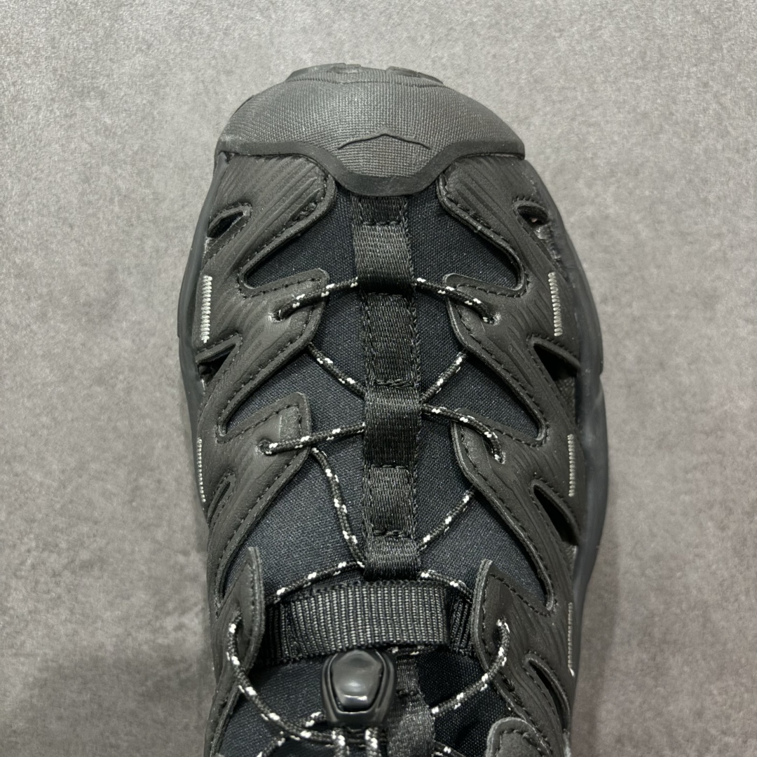 图片[8]-【绿x版】HOKA One One Hopara Sandals 霍帕拉系列水路两用溯溪涉水休闲户外露营凉鞋 作为先锋品牌的 HOKA ONE ONE总是以独特的方式 HOPA RA是一款溯溪鞋 又名排水鞋 可长期用于涉水和溯溪 保护脚底和脚趾的安全和舒适 鞋面材料速干 透气 耐磨 鞋底防滑 耐磨 抓地能力强 出于安全考虑 设计要求较高 涉水溯溪过程中 水 泥沙 可以直接从鞋内大孔排出 细纹鞋底使在岩石上抓地能力强 避免打滑 而上路后 鞋面具有快干透气等优点 尺码：36 36.5 37.5 38 39 40 40.5 41 42 42.5 43 44 45-选品中心