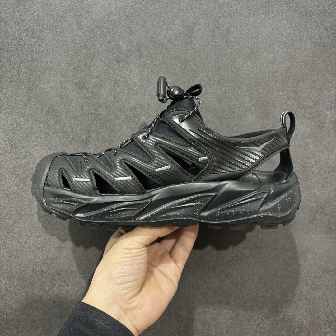 图片[3]-【绿x版】HOKA One One Hopara Sandals 霍帕拉系列水路两用溯溪涉水休闲户外露营凉鞋 作为先锋品牌的 HOKA ONE ONE总是以独特的方式 HOPA RA是一款溯溪鞋 又名排水鞋 可长期用于涉水和溯溪 保护脚底和脚趾的安全和舒适 鞋面材料速干 透气 耐磨 鞋底防滑 耐磨 抓地能力强 出于安全考虑 设计要求较高 涉水溯溪过程中 水 泥沙 可以直接从鞋内大孔排出 细纹鞋底使在岩石上抓地能力强 避免打滑 而上路后 鞋面具有快干透气等优点 尺码：36 36.5 37.5 38 39 40 40.5 41 42 42.5 43 44 45-选品中心
