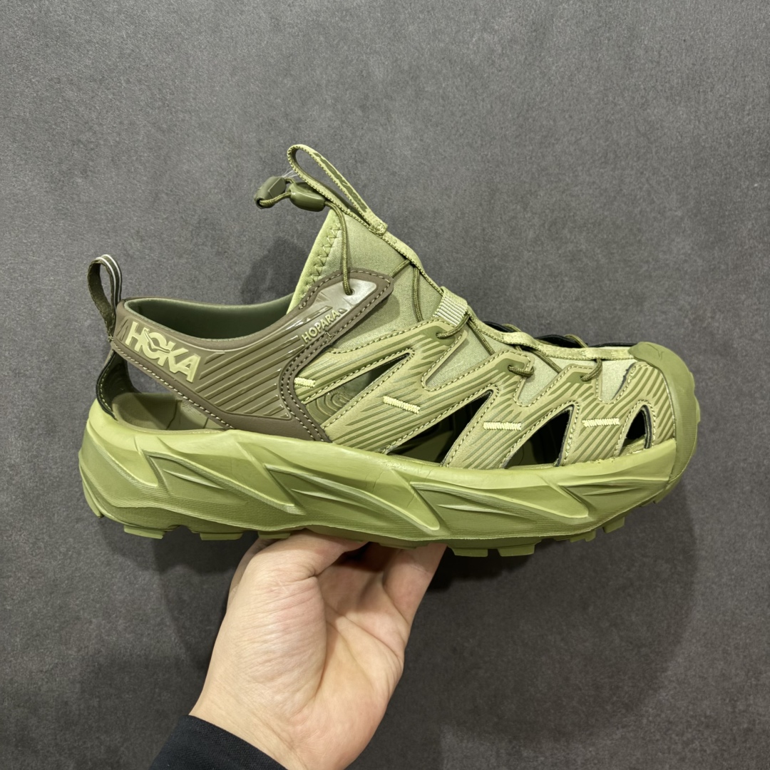 【绿x版】HOKA One One Hopara Sandals 霍帕拉系列水路两用溯溪涉水休闲户外露营凉鞋 作为先锋品牌的 HOKA ONE ONE总是以独特的方式 HOPA RA是一款溯溪鞋 又名排水鞋 可长期用于涉水和溯溪 保护脚底和脚趾的安全和舒适 鞋面材料速干 透气 耐磨 鞋底防滑 耐磨 抓地能力强 出于安全考虑 设计要求较高 涉水溯溪过程中 水 泥沙 可以直接从鞋内大孔排出 细纹鞋底使在岩石上抓地能力强 避免打滑 而上路后 鞋面具有快干透气等优点 尺码:36 36.5 37.5 38 39 40 40.5 41 42 42.5 43 44 45-选品中心
