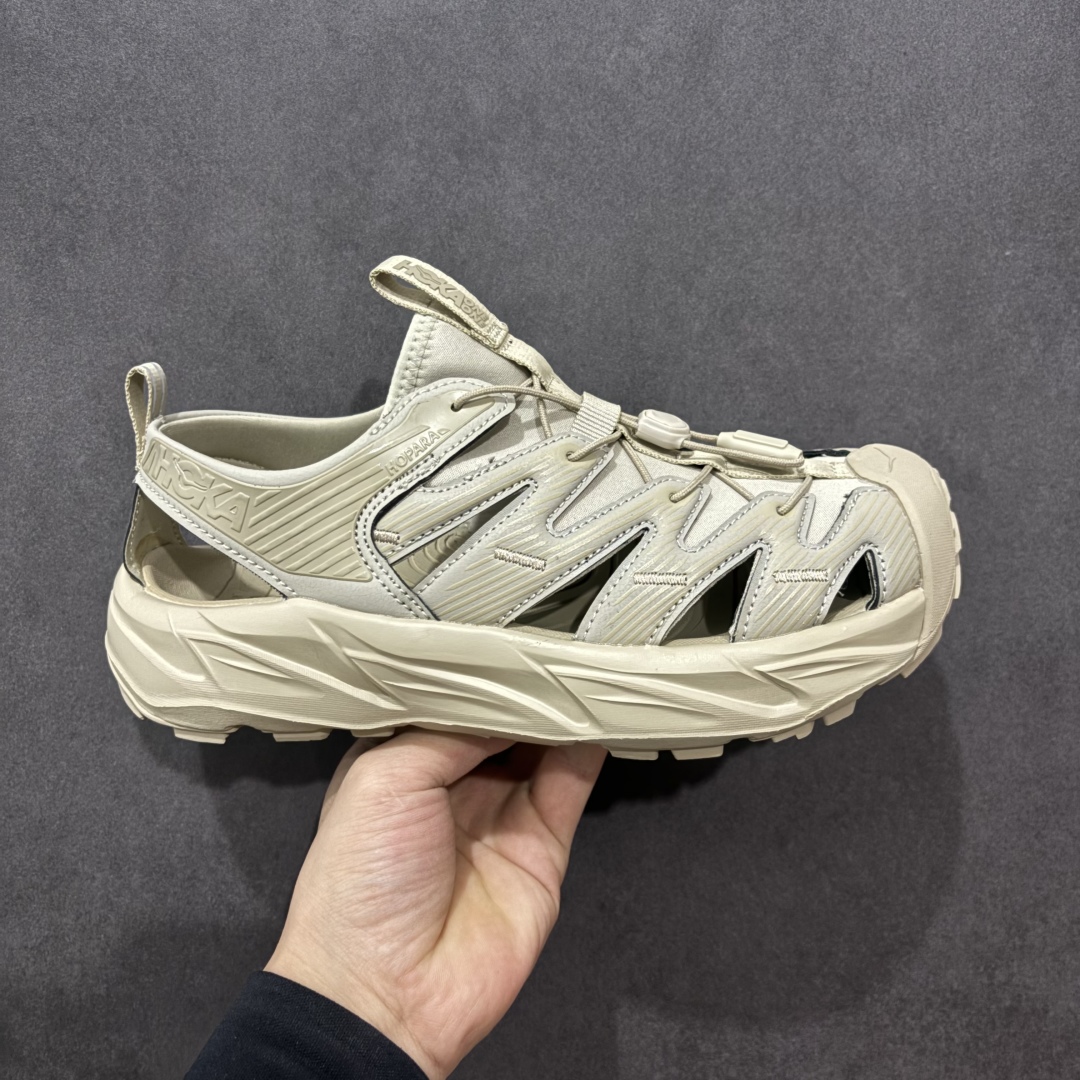 【绿x版】HOKA One One Hopara Sandals 霍帕拉系列水路两用溯溪涉水休闲户外露营凉鞋 作为先锋品牌的 HOKA ONE ONE总是以独特的方式 HOPA RA是一款溯溪鞋 又名排水鞋 可长期用于涉水和溯溪 保护脚底和脚趾的安全和舒适 鞋面材料速干 透气 耐磨 鞋底防滑 耐磨 抓地能力强 出于安全考虑 设计要求较高 涉水溯溪过程中 水 泥沙 可以直接从鞋内大孔排出 细纹鞋底使在岩石上抓地能力强 避免打滑 而上路后 鞋面具有快干透气等优点 尺码:36 36.5 37.5 38 39 40 40.5 41 42 42.5 43 44 45-选品中心