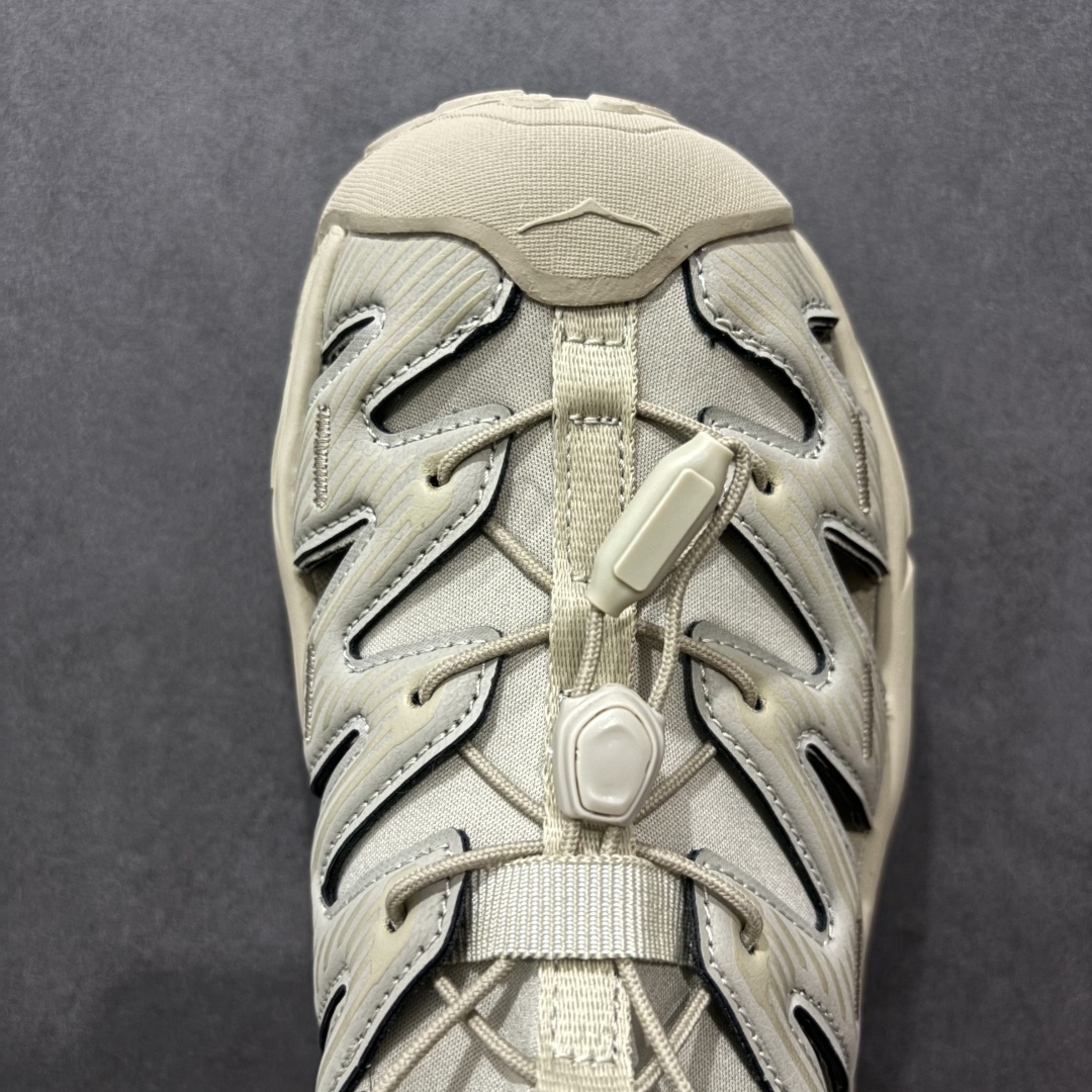 图片[8]-【绿x版】HOKA One One Hopara Sandals 霍帕拉系列水路两用溯溪涉水休闲户外露营凉鞋 作为先锋品牌的 HOKA ONE ONE总是以独特的方式 HOPA RA是一款溯溪鞋 又名排水鞋 可长期用于涉水和溯溪 保护脚底和脚趾的安全和舒适 鞋面材料速干 透气 耐磨 鞋底防滑 耐磨 抓地能力强 出于安全考虑 设计要求较高 涉水溯溪过程中 水 泥沙 可以直接从鞋内大孔排出 细纹鞋底使在岩石上抓地能力强 避免打滑 而上路后 鞋面具有快干透气等优点 尺码：36 36.5 37.5 38 39 40 40.5 41 42 42.5 43 44 45-选品中心