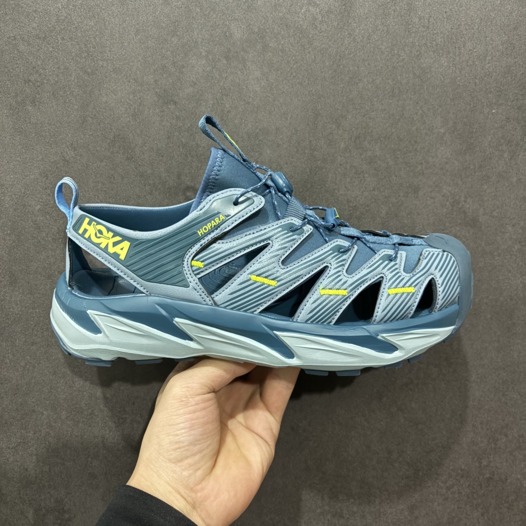 【绿x版】HOKA One One Hopara Sandals 霍帕拉系列水路两用溯溪涉水休闲户外露营凉鞋 作为先锋品牌的 HOKA ONE ONE总是以独特的方式 HOPA RA是一款溯溪鞋 又名排水鞋 可长期用于涉水和溯溪 保护脚底和脚趾的安全和舒适 鞋面材料速干 透气 耐磨 鞋底防滑 耐磨 抓地能力强 出于安全考虑 设计要求较高 涉水溯溪过程中 水 泥沙 可以直接从鞋内大孔排出 细纹鞋底使在岩石上抓地能力强 避免打滑 而上路后 鞋面具有快干透气等优点 尺码:36 36.5 37.5 38 39 40 40.5 41 42 42.5 43 44 45-选品中心