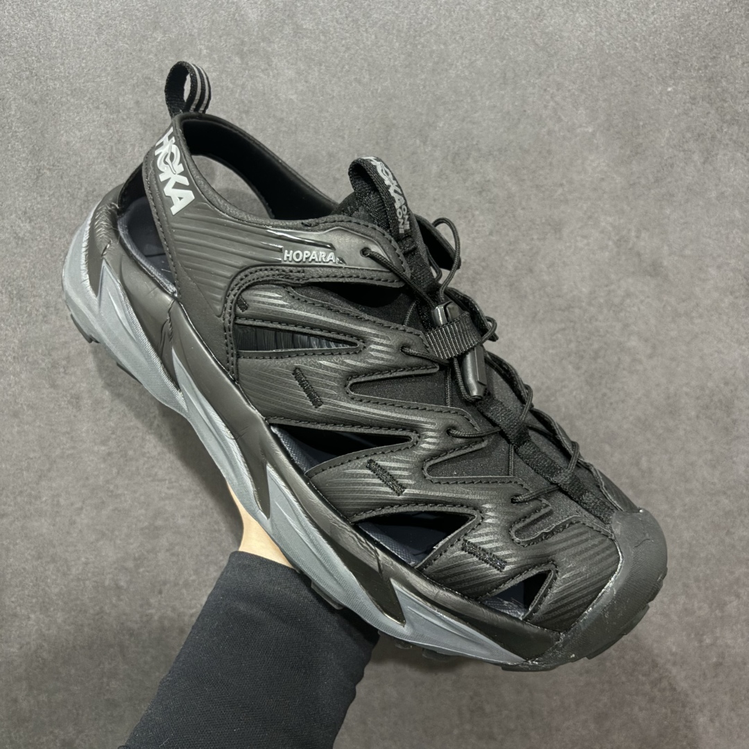 图片[4]-【绿x版】HOKA One One Hopara Sandals 霍帕拉系列水路两用溯溪涉水休闲户外露营凉鞋 作为先锋品牌的 HOKA ONE ONE总是以独特的方式 HOPA RA是一款溯溪鞋 又名排水鞋 可长期用于涉水和溯溪 保护脚底和脚趾的安全和舒适 鞋面材料速干 透气 耐磨 鞋底防滑 耐磨 抓地能力强 出于安全考虑 设计要求较高 涉水溯溪过程中 水 泥沙 可以直接从鞋内大孔排出 细纹鞋底使在岩石上抓地能力强 避免打滑 而上路后 鞋面具有快干透气等优点 尺码：36 36.5 37.5 38 39 40 40.5 41 42 42.5 43 44 45-选品中心