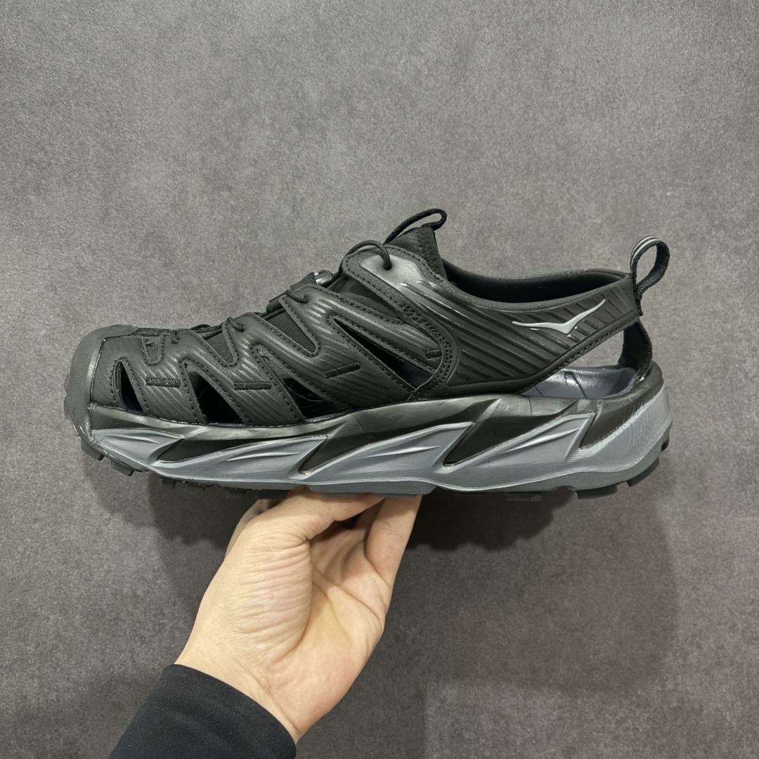 图片[3]-【绿x版】HOKA One One Hopara Sandals 霍帕拉系列水路两用溯溪涉水休闲户外露营凉鞋 作为先锋品牌的 HOKA ONE ONE总是以独特的方式 HOPA RA是一款溯溪鞋 又名排水鞋 可长期用于涉水和溯溪 保护脚底和脚趾的安全和舒适 鞋面材料速干 透气 耐磨 鞋底防滑 耐磨 抓地能力强 出于安全考虑 设计要求较高 涉水溯溪过程中 水 泥沙 可以直接从鞋内大孔排出 细纹鞋底使在岩石上抓地能力强 避免打滑 而上路后 鞋面具有快干透气等优点 尺码：36 36.5 37.5 38 39 40 40.5 41 42 42.5 43 44 45-选品中心