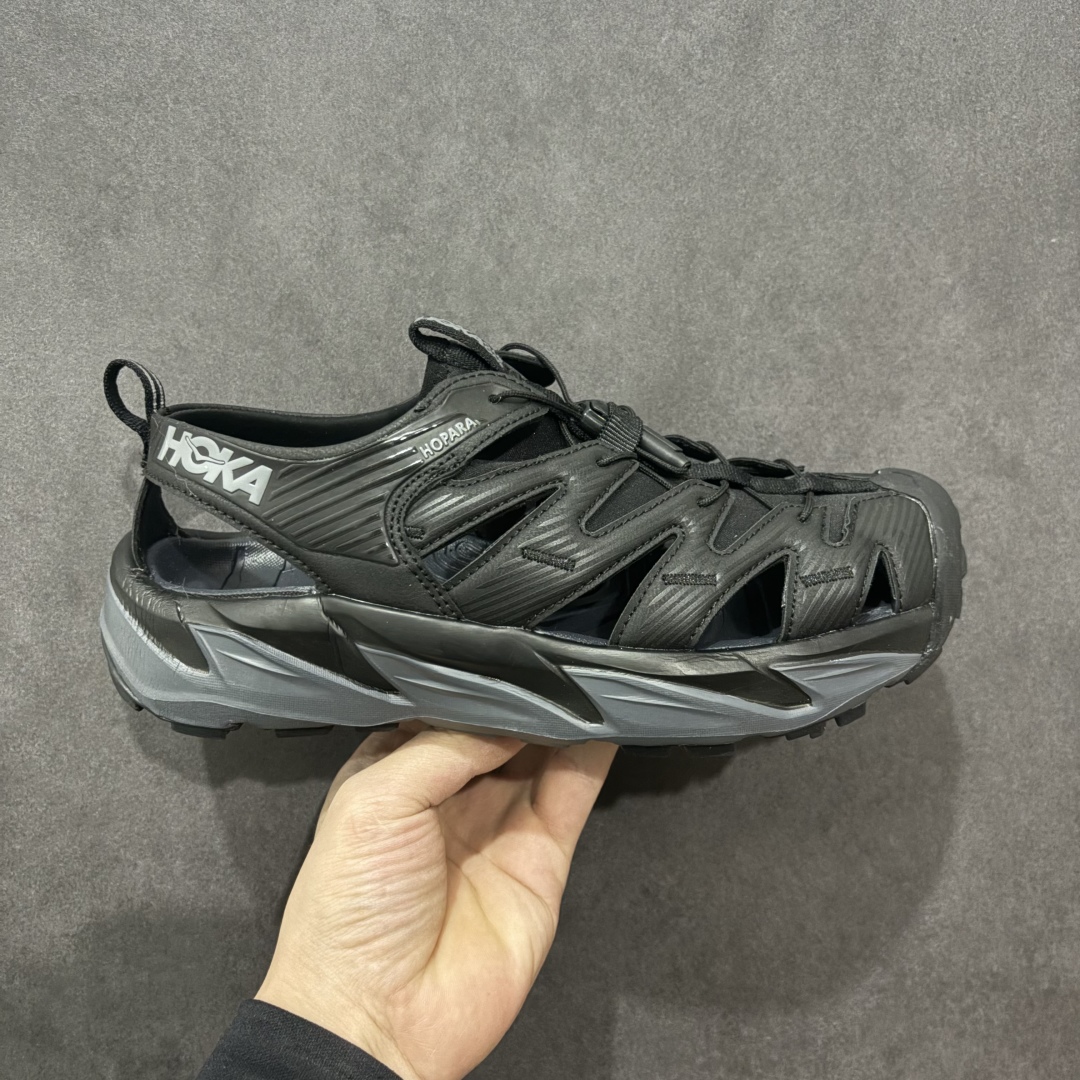 【绿x版】HOKA One One Hopara Sandals 霍帕拉系列水路两用溯溪涉水休闲户外露营凉鞋 作为先锋品牌的 HOKA ONE ONE总是以独特的方式 HOPA RA是一款溯溪鞋 又名排水鞋 可长期用于涉水和溯溪 保护脚底和脚趾的安全和舒适 鞋面材料速干 透气 耐磨 鞋底防滑 耐磨 抓地能力强 出于安全考虑 设计要求较高 涉水溯溪过程中 水 泥沙 可以直接从鞋内大孔排出 细纹鞋底使在岩石上抓地能力强 避免打滑 而上路后 鞋面具有快干透气等优点 尺码:36 36.5 37.5 38 39 40 40.5 41 42 42.5 43 44 45-选品中心