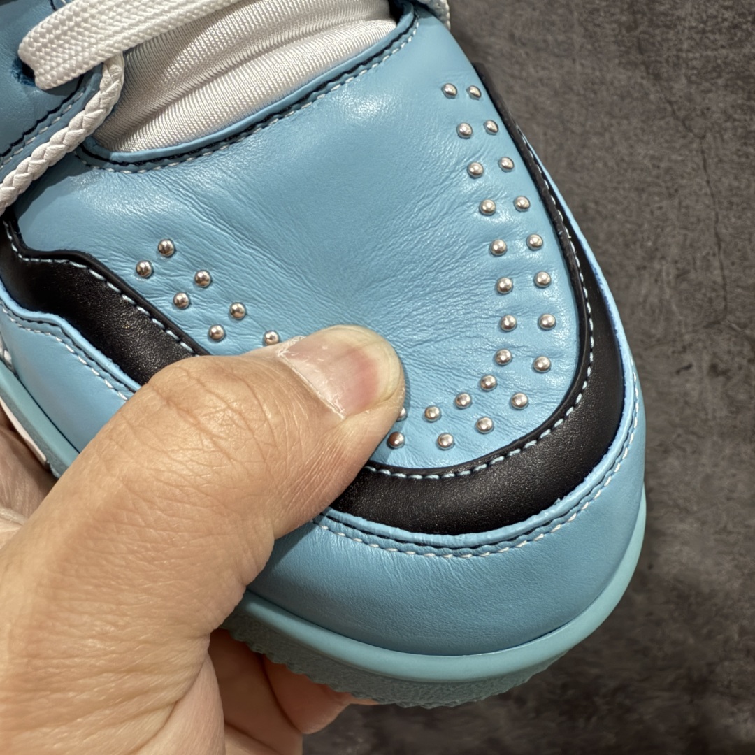 图片[6]-【海淘代购升级版】 现货当天可取 LV Trainer系列高奢运动鞋 蓝黑色铆钉 新款芯片顶级 潮人必备单品 同步ZP官网空胶工艺 鞋舌、挂饰均镶嵌NFC芯片感应装置 正确胶片断点式设计 中底正确还原原版油印字母比例 1：1原楦格板、楦头、刀磨全新升级！ 独家订制顶级压纹麂皮 原版开模TPU大底 质感原版一致 垫脚聚米微料加透气英伦网布 披靡市场任何版本！细节完美呈现！ 代购指定版本 全新升级最新双盒包装 扫码秒进官网！ 全套包装配件同比原版 尺码： 38-46-选品中心