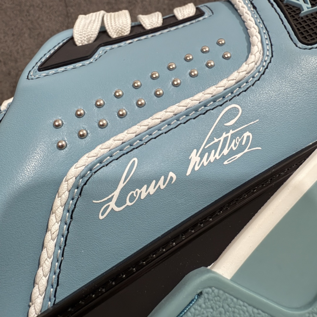 图片[4]-【海淘代购升级版】 现货当天可取 LV Trainer系列高奢运动鞋 蓝黑色铆钉 新款芯片顶级 潮人必备单品 同步ZP官网空胶工艺 鞋舌、挂饰均镶嵌NFC芯片感应装置 正确胶片断点式设计 中底正确还原原版油印字母比例 1：1原楦格板、楦头、刀磨全新升级！ 独家订制顶级压纹麂皮 原版开模TPU大底 质感原版一致 垫脚聚米微料加透气英伦网布 披靡市场任何版本！细节完美呈现！ 代购指定版本 全新升级最新双盒包装 扫码秒进官网！ 全套包装配件同比原版 尺码： 38-46-选品中心