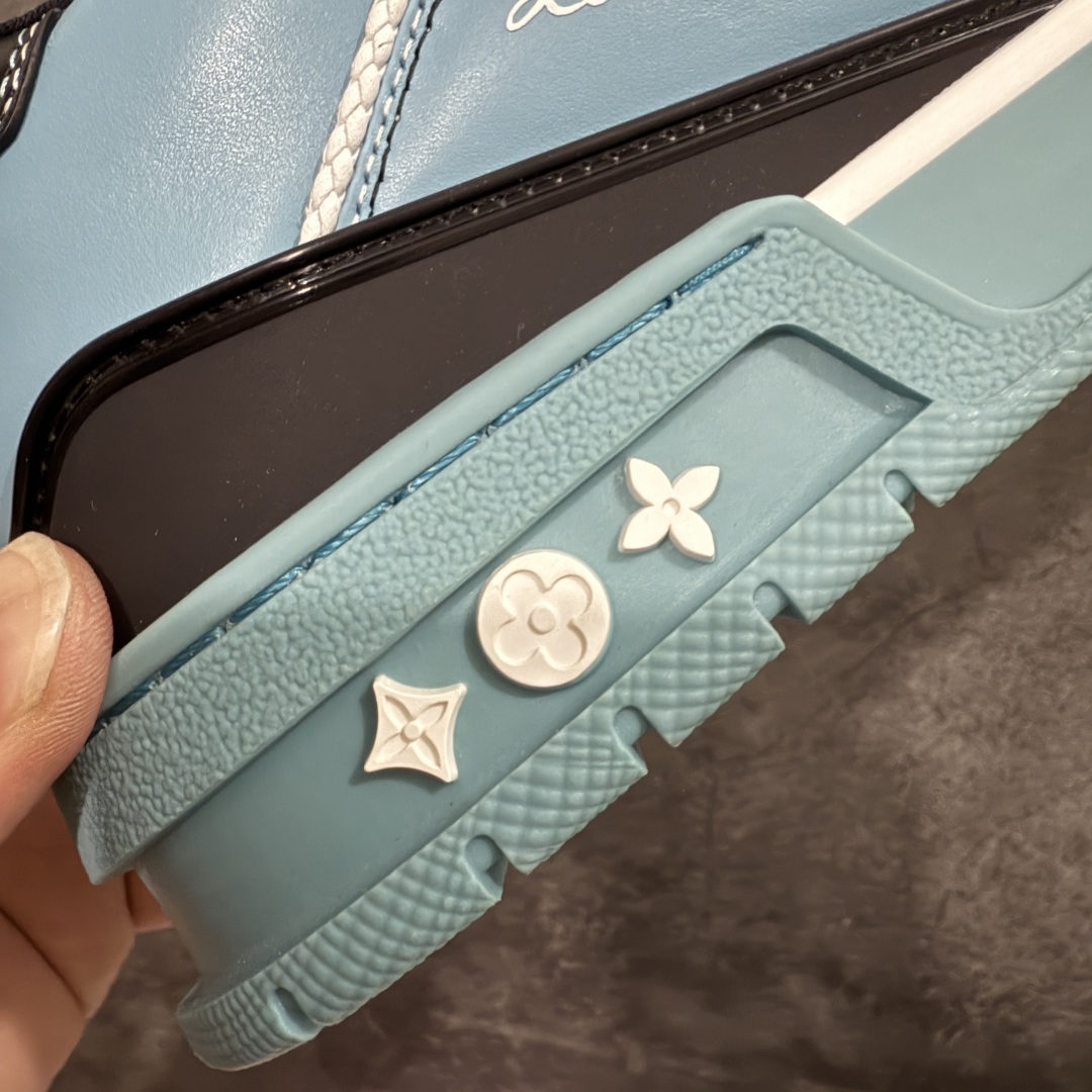 图片[3]-【海淘代购升级版】 现货当天可取 LV Trainer系列高奢运动鞋 蓝黑色铆钉 新款芯片顶级 潮人必备单品 同步ZP官网空胶工艺 鞋舌、挂饰均镶嵌NFC芯片感应装置 正确胶片断点式设计 中底正确还原原版油印字母比例 1：1原楦格板、楦头、刀磨全新升级！ 独家订制顶级压纹麂皮 原版开模TPU大底 质感原版一致 垫脚聚米微料加透气英伦网布 披靡市场任何版本！细节完美呈现！ 代购指定版本 全新升级最新双盒包装 扫码秒进官网！ 全套包装配件同比原版 尺码： 38-46-选品中心