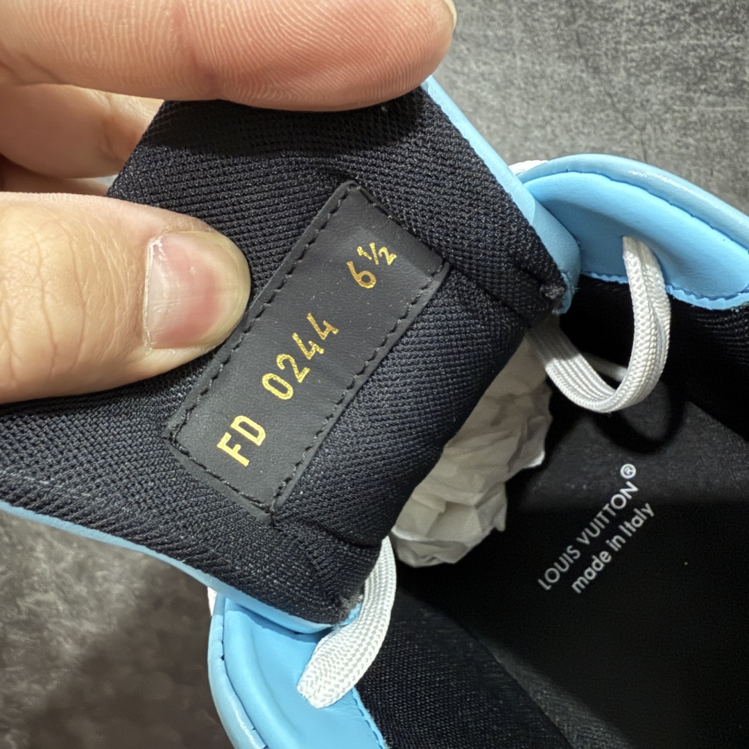 图片[9]-【海淘代购升级版】 现货当天可取 LV Trainer系列高奢运动鞋 蓝黑色铆钉 新款芯片顶级 潮人必备单品 同步ZP官网空胶工艺 鞋舌、挂饰均镶嵌NFC芯片感应装置 正确胶片断点式设计 中底正确还原原版油印字母比例 1：1原楦格板、楦头、刀磨全新升级！ 独家订制顶级压纹麂皮 原版开模TPU大底 质感原版一致 垫脚聚米微料加透气英伦网布 披靡市场任何版本！细节完美呈现！ 代购指定版本 全新升级最新双盒包装 扫码秒进官网！ 全套包装配件同比原版 尺码： 38-46-选品中心