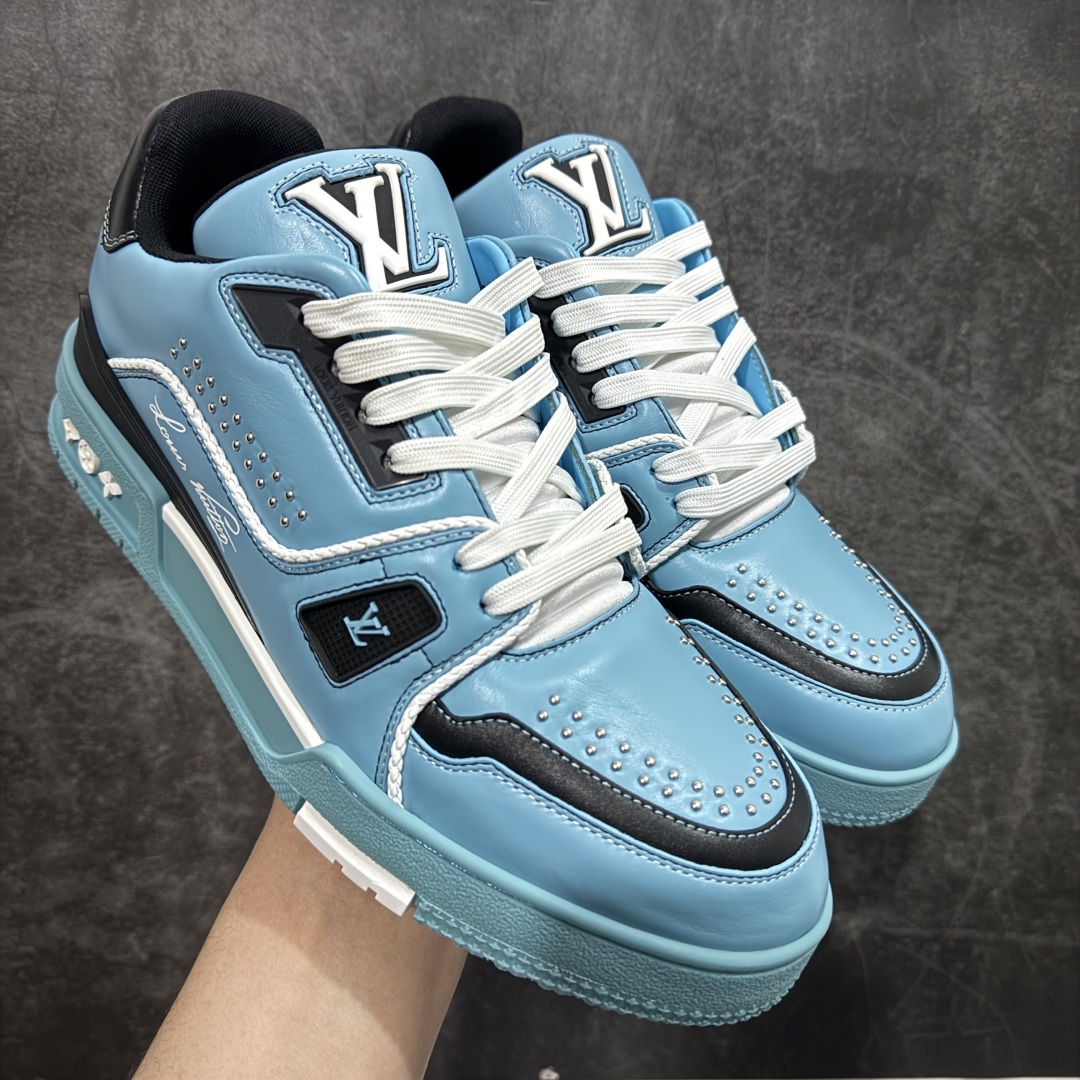 【海淘代购升级版】 现货当天可取 LV Trainer系列高奢运动鞋 蓝黑色铆钉 新款芯片顶级 潮人必备单品 同步ZP官网空胶工艺 鞋舌、挂饰均镶嵌NFC芯片感应装置 正确胶片断点式设计 中底正确还原原版油印字母比例 1：1原楦格板、楦头、刀磨全新升级！ 独家订制顶级压纹麂皮 原版开模TPU大底 质感原版一致 垫脚聚米微料加透气英伦网布 披靡市场任何版本！细节完美呈现！ 代购指定版本 全新升级最新双盒包装 扫码秒进官网！ 全套包装配件同比原版 尺码： 38-46-选品中心