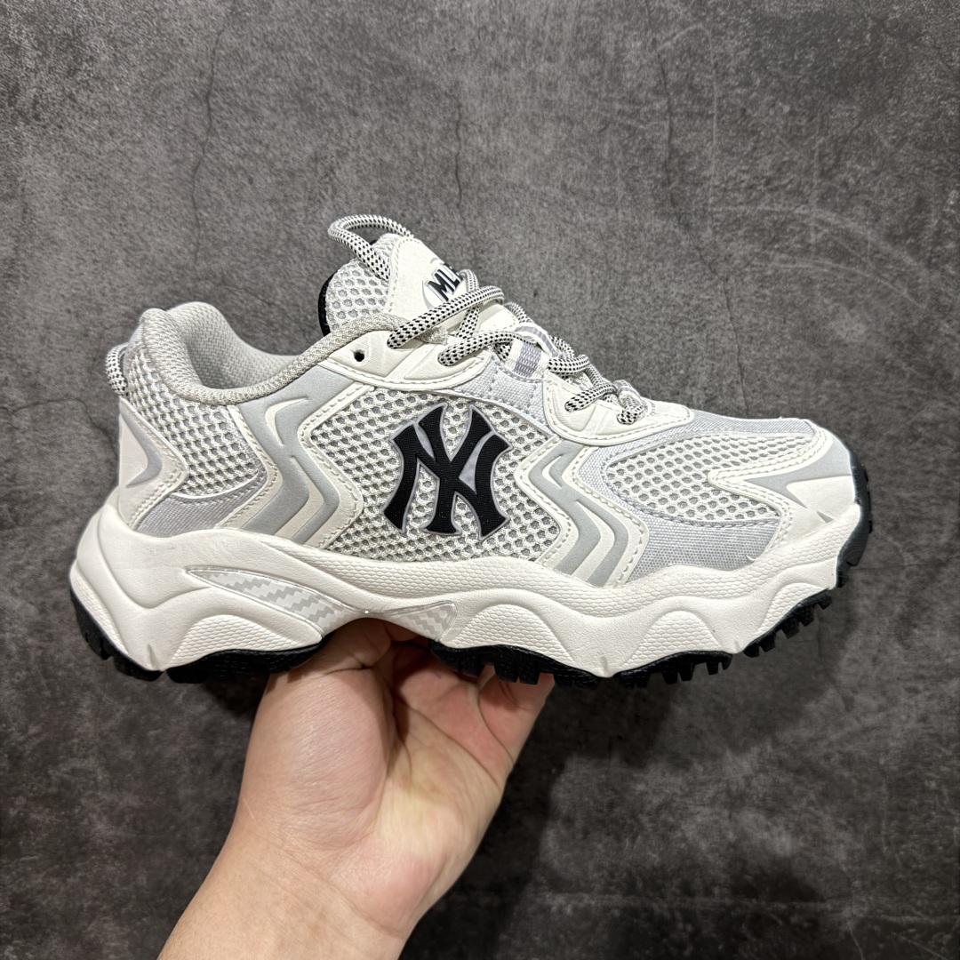 【纯原版】MLB Winner Chunky 25新款 NY百搭舒适休闲潮流运动厚底增高 防滑耐磨 低帮 老爹鞋 男女同款 银色 潮流厚底时尚街头赛博老爹鞋 MLB官方同步出货 虞书欣等众多潮流明星同款 高弹双层MD大底 原楦原档案数据开发版型(完美鞋头弧度/后套收口效果🆚市面文案版本‼️) 原厂立体填充鞋舌海绵 中底注胶孔原数据开发模具大底原厂转印标市面上唯一纯原版本 原材料打造 内增高6cm 原厂1:1模具开发 原厂进口纳米材质 原厂 全套手提袋 原盒雷射防伪标包装 天猫订单品质 官网尺码:35 36 36.5 37.5 38 38.5 39 40 40.5 41 42 42.5 43 44 45-选品中心