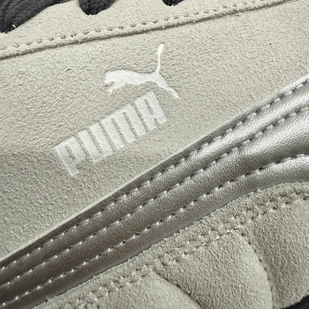 图片[3]-【纯原神版】Puma Speedcat OG Sparco 彪马罗马阿莫尔系列 复古运动休闲赛车跑鞋 市场顶级正确版本 版型 细节 烫金走线区分市面通货 欢迎对比🆚 工厂耗时3个月开发 原装档案原数据纸版楦型 采用鞋面材质(正确二次成型\’猛帮\’成型工艺🆚区别市面版本!!) 外置原数据开发轻量耐磨橡胶大底💪🏻 全球知名运动品牌PUMA宝马赛车系列 融合了宝马车队的标志性配色 以趣味十足又前卫复古的设计引领潮流 将赛道精神融入街头时尚 开启前卫竞速之旅 主打前卫复古风 Roma鞋款的鞋侧以复古的流线造型 缀以宝马经典Logo 巧妙吸睛 而Speedcat鞋款以亮眼三色条纹元素缀以舒适鞋面 赋予了独特的个性美学 演绎赛车的无尽能量 货号：404385-01-选品中心