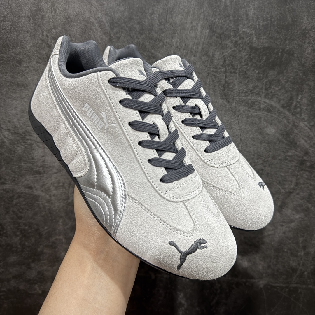 【纯原神版】Puma Speedcat OG Sparco 彪马罗马阿莫尔系列 复古运动休闲赛车跑鞋 市场顶级正确版本 版型 细节 烫金走线区分市面通货 欢迎对比🆚 工厂耗时3个月开发 原装档案原数据纸版楦型 采用鞋面材质(正确二次成型\'猛帮\'成型工艺🆚区别市面版本!!) 外置原数据开发轻量耐磨橡胶大底💪🏻 全球知名运动品牌PUMA宝马赛车系列 融合了宝马车队的标志性配色 以趣味十足又前卫复古的设计引领潮流 将赛道精神融入街头时尚 开启前卫竞速之旅 主打前卫复古风 Roma鞋款的鞋侧以复古的流线造型 缀以宝马经典Logo 巧妙吸睛 而Speedcat鞋款以亮眼三色条纹元素缀以舒适鞋面 赋予了独特的个性美学 演绎赛车的无尽能量 货号:404385-01-选品中心