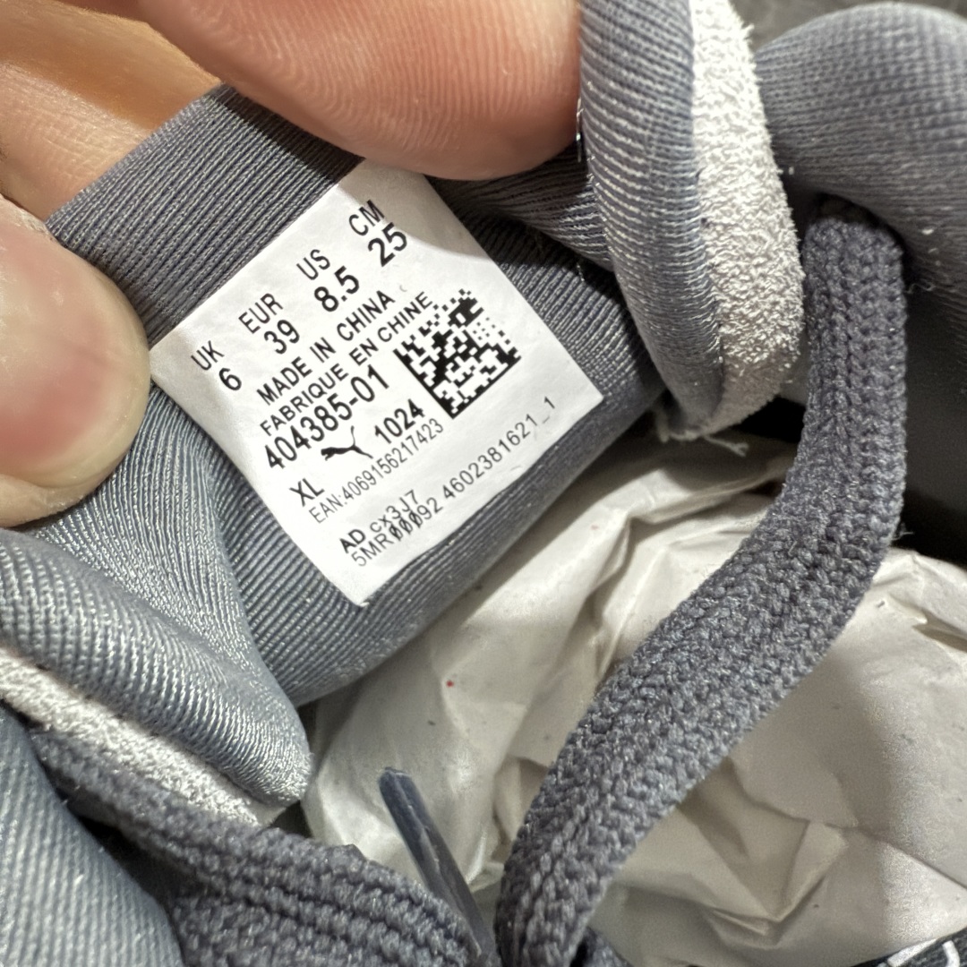 图片[7]-【纯原神版】Puma Speedcat OG Sparco 彪马罗马阿莫尔系列 复古运动休闲赛车跑鞋 市场顶级正确版本 版型 细节 烫金走线区分市面通货 欢迎对比🆚 工厂耗时3个月开发 原装档案原数据纸版楦型 采用鞋面材质(正确二次成型\’猛帮\’成型工艺🆚区别市面版本!!) 外置原数据开发轻量耐磨橡胶大底💪🏻 全球知名运动品牌PUMA宝马赛车系列 融合了宝马车队的标志性配色 以趣味十足又前卫复古的设计引领潮流 将赛道精神融入街头时尚 开启前卫竞速之旅 主打前卫复古风 Roma鞋款的鞋侧以复古的流线造型 缀以宝马经典Logo 巧妙吸睛 而Speedcat鞋款以亮眼三色条纹元素缀以舒适鞋面 赋予了独特的个性美学 演绎赛车的无尽能量 货号：404385-01-选品中心