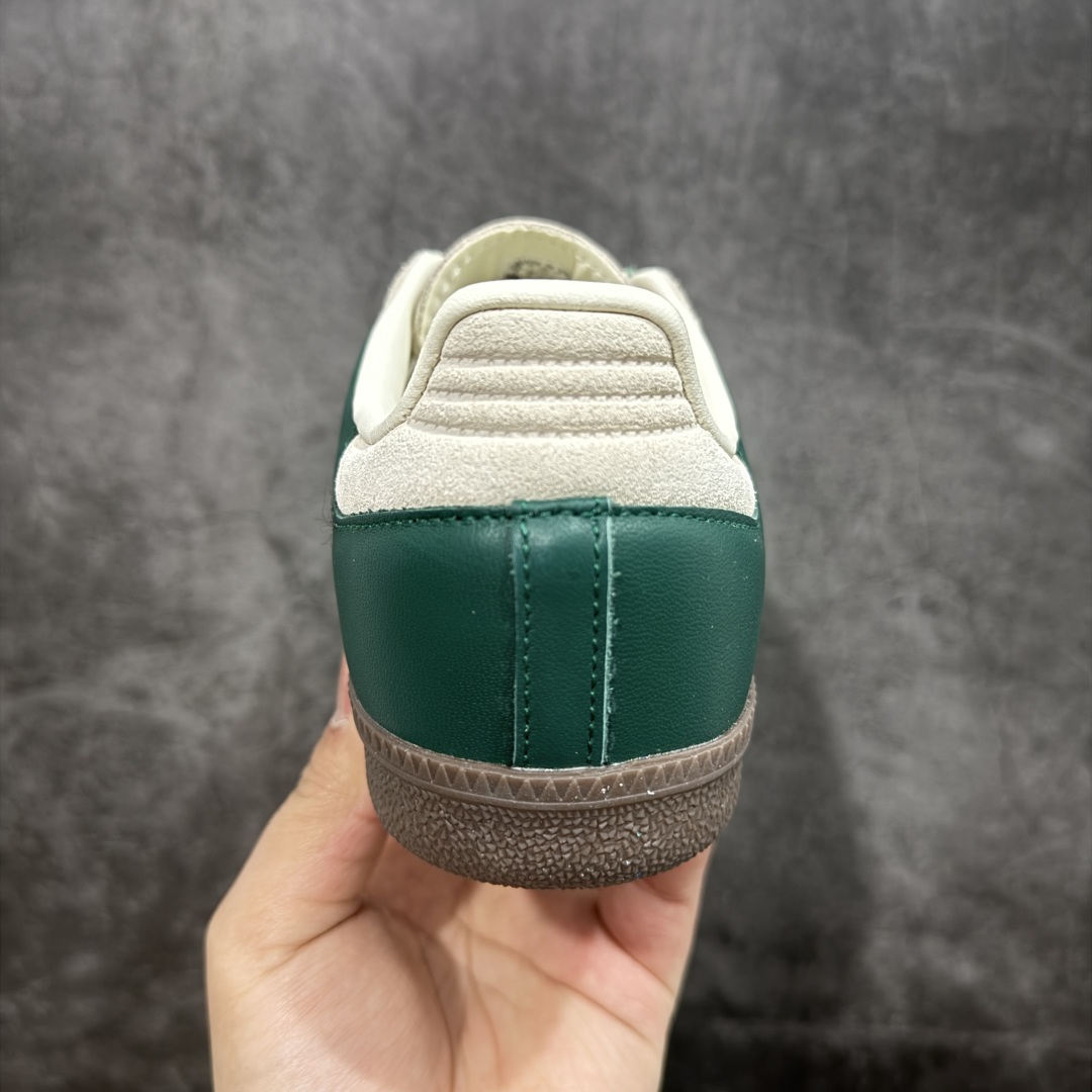  
【纯原】市面最顶级品质没有之一！
此版鞋身全部采用进口原厂头层皮
原厂头层 区分市面偷工减料！
Ad