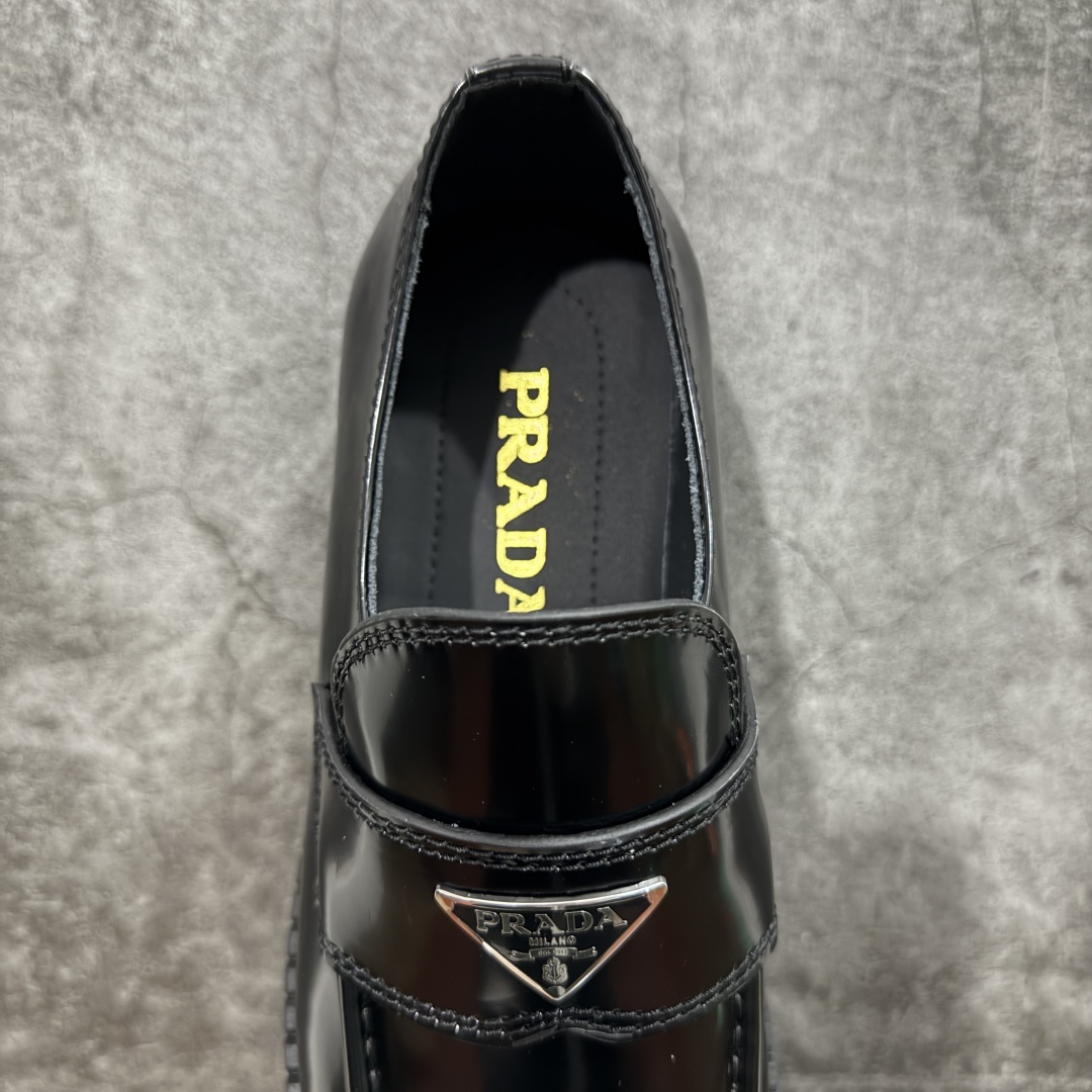图片[8]-【广东纯原版本】东莞大厂生产 最好的鞋型 原版开发 2024年春夏最好的穿的乐福鞋 没有之一 鞋型秀气大方，三角标加持，高级感拉满 无论！日常通勤还是小场合都能穿出气场 意大利著名的奢侈品品牌，普拉达这款牛皮面演绎prada式的黑暗优雅风情，鞋头很是秀气，鞋楦的复古与时尚平衡的非常好，没有平时别的款式的呆板整体是休闲时尚风！ 风格简约大方，舒适轻便，小牛皮鞋面超级软触感亲肤而光滑，很显质感也很好打理，设计摆脱路人感，打破沉闷单调！真的超级清秀百搭！而且这款增高效果一绝，特别有英伦风但又不是太过于复古的也很符合都市年轻人的审美！ 女鞋35 36 37 38 39 40 41 男鞋41 42 43 44 45-选品中心