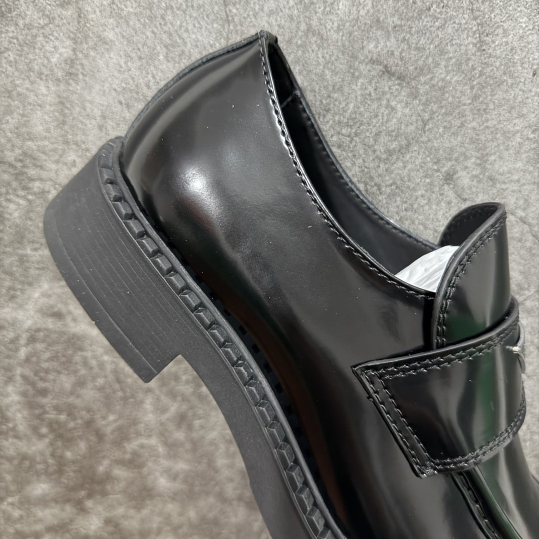 图片[7]-【广东纯原版本】东莞大厂生产 最好的鞋型 原版开发 2024年春夏最好的穿的乐福鞋 没有之一 鞋型秀气大方，三角标加持，高级感拉满 无论！日常通勤还是小场合都能穿出气场 意大利著名的奢侈品品牌，普拉达这款牛皮面演绎prada式的黑暗优雅风情，鞋头很是秀气，鞋楦的复古与时尚平衡的非常好，没有平时别的款式的呆板整体是休闲时尚风！ 风格简约大方，舒适轻便，小牛皮鞋面超级软触感亲肤而光滑，很显质感也很好打理，设计摆脱路人感，打破沉闷单调！真的超级清秀百搭！而且这款增高效果一绝，特别有英伦风但又不是太过于复古的也很符合都市年轻人的审美！ 女鞋35 36 37 38 39 40 41 男鞋41 42 43 44 45-选品中心