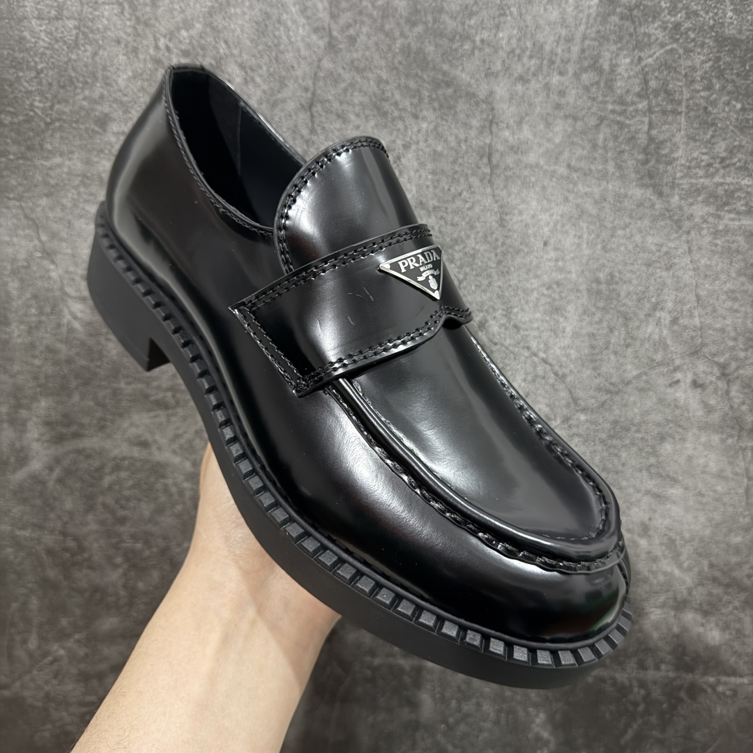 图片[3]-【广东纯原版本】东莞大厂生产 最好的鞋型 原版开发 2024年春夏最好的穿的乐福鞋 没有之一 鞋型秀气大方，三角标加持，高级感拉满 无论！日常通勤还是小场合都能穿出气场 意大利著名的奢侈品品牌，普拉达这款牛皮面演绎prada式的黑暗优雅风情，鞋头很是秀气，鞋楦的复古与时尚平衡的非常好，没有平时别的款式的呆板整体是休闲时尚风！ 风格简约大方，舒适轻便，小牛皮鞋面超级软触感亲肤而光滑，很显质感也很好打理，设计摆脱路人感，打破沉闷单调！真的超级清秀百搭！而且这款增高效果一绝，特别有英伦风但又不是太过于复古的也很符合都市年轻人的审美！ 女鞋35 36 37 38 39 40 41 男鞋41 42 43 44 45-选品中心