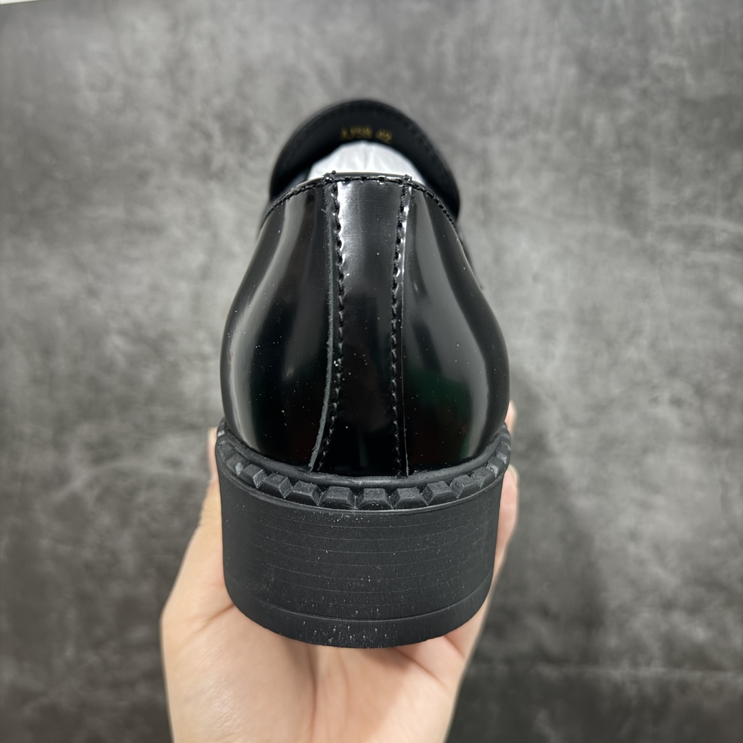 图片[4]-【广东纯原版本】东莞大厂生产 最好的鞋型 原版开发 2024年春夏最好的穿的乐福鞋 没有之一 鞋型秀气大方，三角标加持，高级感拉满 无论！日常通勤还是小场合都能穿出气场 意大利著名的奢侈品品牌，普拉达这款牛皮面演绎prada式的黑暗优雅风情，鞋头很是秀气，鞋楦的复古与时尚平衡的非常好，没有平时别的款式的呆板整体是休闲时尚风！ 风格简约大方，舒适轻便，小牛皮鞋面超级软触感亲肤而光滑，很显质感也很好打理，设计摆脱路人感，打破沉闷单调！真的超级清秀百搭！而且这款增高效果一绝，特别有英伦风但又不是太过于复古的也很符合都市年轻人的审美！ 女鞋35 36 37 38 39 40 41 男鞋41 42 43 44 45-选品中心