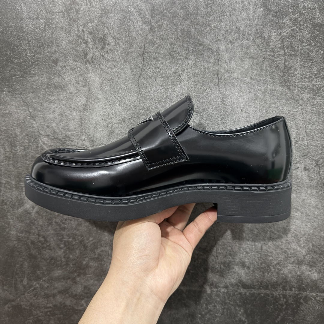 图片[2]-【广东纯原版本】东莞大厂生产 最好的鞋型 原版开发 2024年春夏最好的穿的乐福鞋 没有之一 鞋型秀气大方，三角标加持，高级感拉满 无论！日常通勤还是小场合都能穿出气场 意大利著名的奢侈品品牌，普拉达这款牛皮面演绎prada式的黑暗优雅风情，鞋头很是秀气，鞋楦的复古与时尚平衡的非常好，没有平时别的款式的呆板整体是休闲时尚风！ 风格简约大方，舒适轻便，小牛皮鞋面超级软触感亲肤而光滑，很显质感也很好打理，设计摆脱路人感，打破沉闷单调！真的超级清秀百搭！而且这款增高效果一绝，特别有英伦风但又不是太过于复古的也很符合都市年轻人的审美！ 女鞋35 36 37 38 39 40 41 男鞋41 42 43 44 45-选品中心