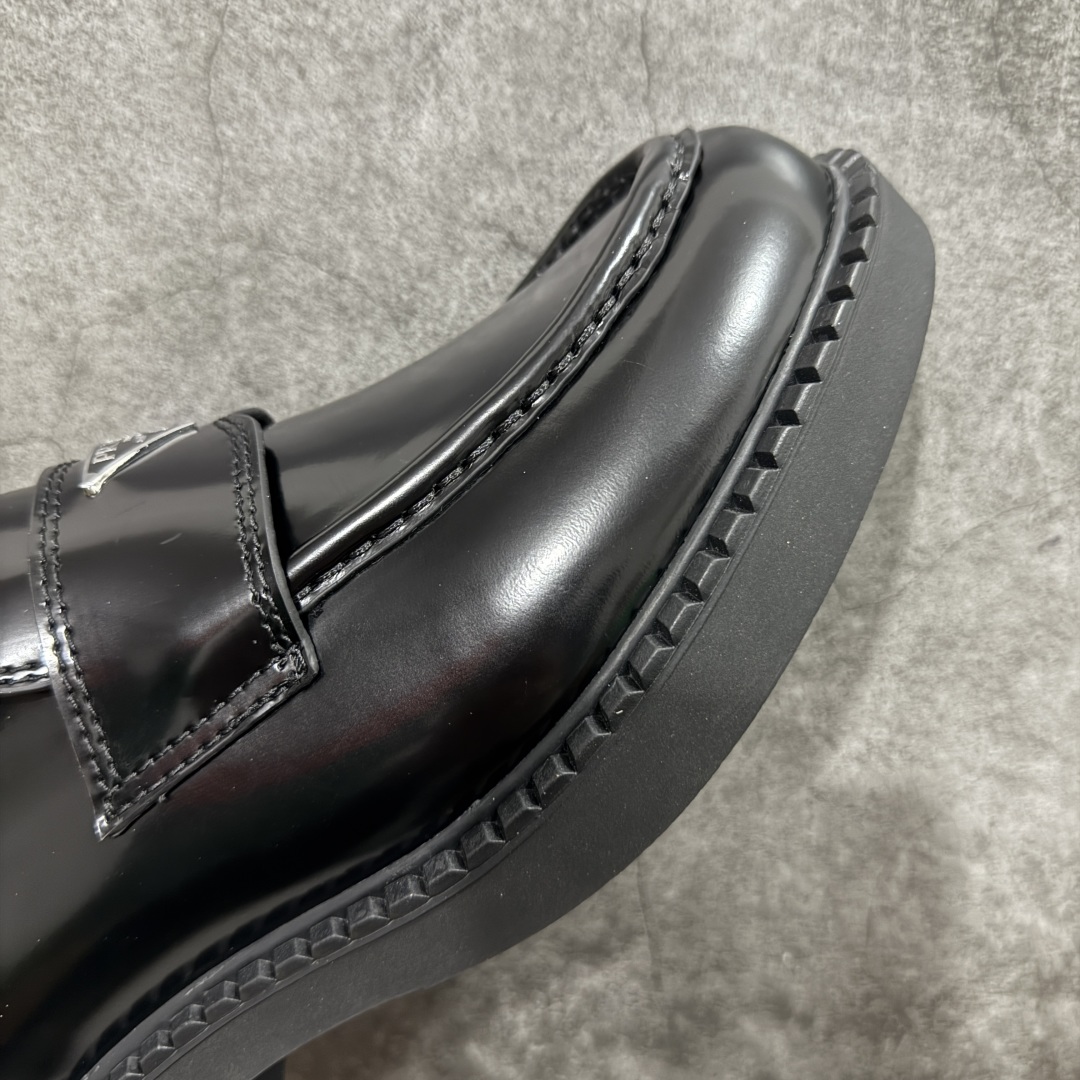 图片[6]-【广东纯原版本】东莞大厂生产 最好的鞋型 原版开发 2024年春夏最好的穿的乐福鞋 没有之一 鞋型秀气大方，三角标加持，高级感拉满 无论！日常通勤还是小场合都能穿出气场 意大利著名的奢侈品品牌，普拉达这款牛皮面演绎prada式的黑暗优雅风情，鞋头很是秀气，鞋楦的复古与时尚平衡的非常好，没有平时别的款式的呆板整体是休闲时尚风！ 风格简约大方，舒适轻便，小牛皮鞋面超级软触感亲肤而光滑，很显质感也很好打理，设计摆脱路人感，打破沉闷单调！真的超级清秀百搭！而且这款增高效果一绝，特别有英伦风但又不是太过于复古的也很符合都市年轻人的审美！ 女鞋35 36 37 38 39 40 41 男鞋41 42 43 44 45-选品中心