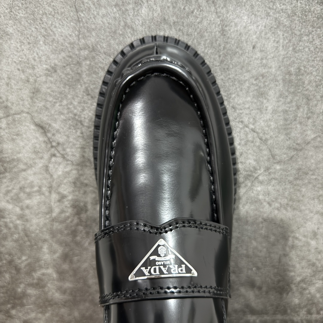 图片[5]-【广东纯原版本】东莞大厂生产 最好的鞋型 原版开发 2024年春夏最好的穿的乐福鞋 没有之一 鞋型秀气大方，三角标加持，高级感拉满 无论！日常通勤还是小场合都能穿出气场 意大利著名的奢侈品品牌，普拉达这款牛皮面演绎prada式的黑暗优雅风情，鞋头很是秀气，鞋楦的复古与时尚平衡的非常好，没有平时别的款式的呆板整体是休闲时尚风！ 风格简约大方，舒适轻便，小牛皮鞋面超级软触感亲肤而光滑，很显质感也很好打理，设计摆脱路人感，打破沉闷单调！真的超级清秀百搭！而且这款增高效果一绝，特别有英伦风但又不是太过于复古的也很符合都市年轻人的审美！ 女鞋35 36 37 38 39 40 41 男鞋41 42 43 44 45-选品中心