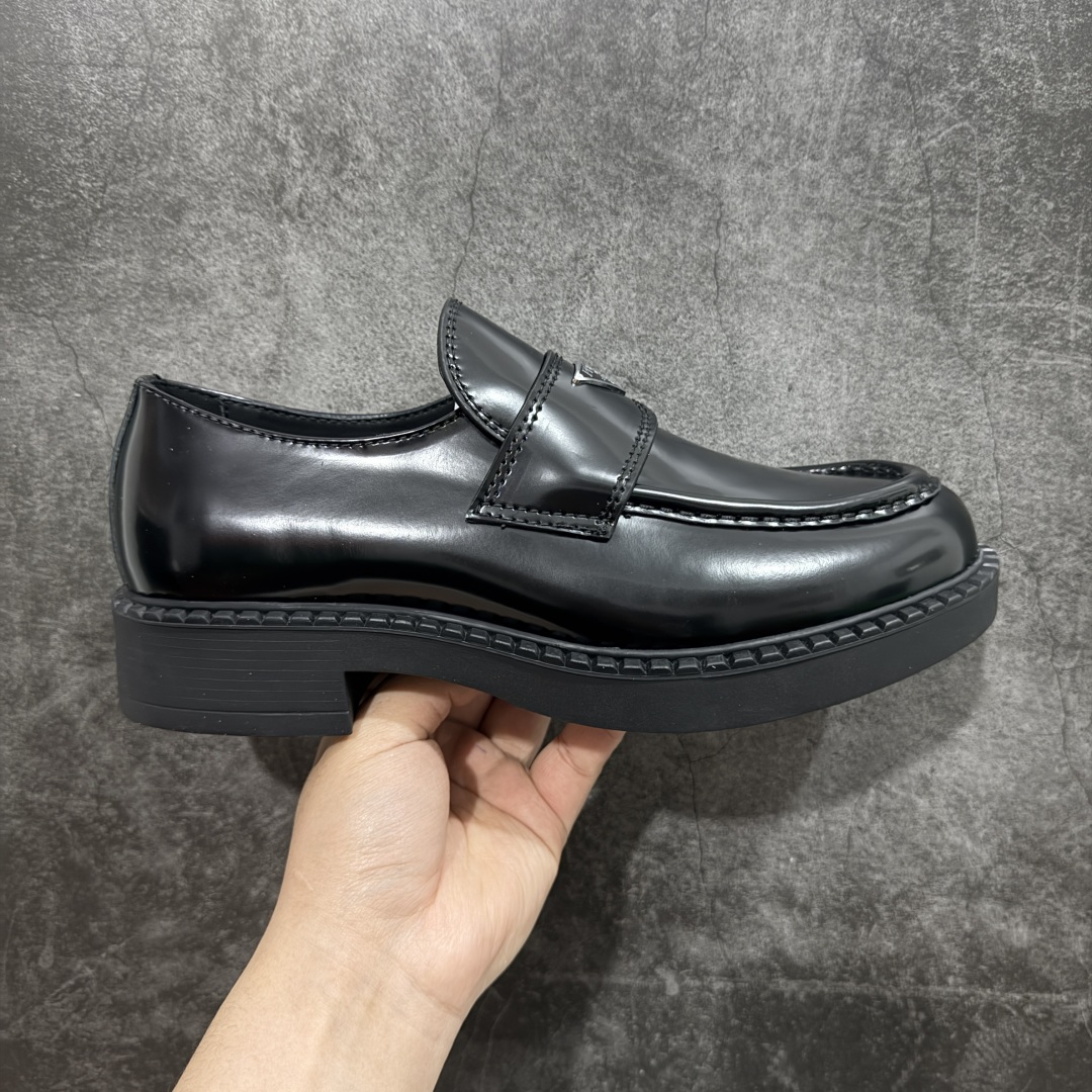 【广东纯原版本】东莞大厂生产 最好的鞋型 原版开发 2024年春夏最好的穿的乐福鞋 没有之一 鞋型秀气大方，三角标加持，高级感拉满 无论！日常通勤还是小场合都能穿出气场 意大利著名的奢侈品品牌，普拉达这款牛皮面演绎prada式的黑暗优雅风情，鞋头很是秀气，鞋楦的复古与时尚平衡的非常好，没有平时别的款式的呆板整体是休闲时尚风！ 风格简约大方，舒适轻便，小牛皮鞋面超级软触感亲肤而光滑，很显质感也很好打理，设计摆脱路人感，打破沉闷单调！真的超级清秀百搭！而且这款增高效果一绝，特别有英伦风但又不是太过于复古的也很符合都市年轻人的审美！ 女鞋35 36 37 38 39 40 41 男鞋41 42 43 44 45-选品中心