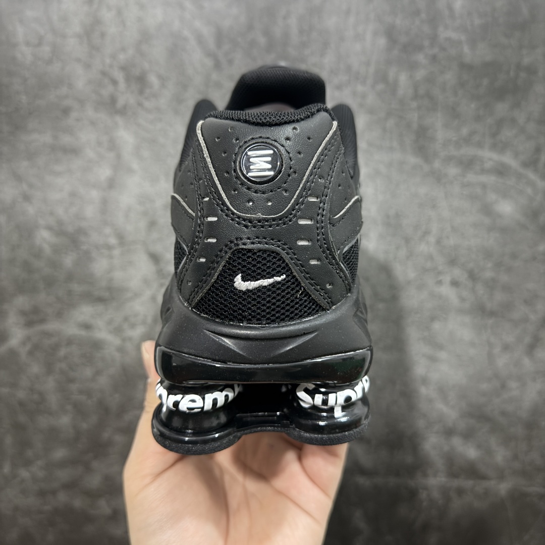 图片[4]-【外贸版】Supreme x Nike Shox Ride 2 SP联名扣篮系列休闲运动鞋.时尚男女篮球鞋缓震慢跑鞋 DN1615 101 Shox系列 舒适与时尚的完美结合，这款现代经典之作，凭借脚跟下方的四个支撑柱和前脚掌的Max Air技术，提供卓越的响应性缓震。鞋面采用真皮与合成革的混合材料，柔软且耐用。此外，鞋身的网眼材料和脚踝周围的通风孔得到了增强，能够保持脚部的凉爽。泡绵中底，橡胶外底。 货号： DN1615-200 尺码： 40-46 编码： T260270-选品中心