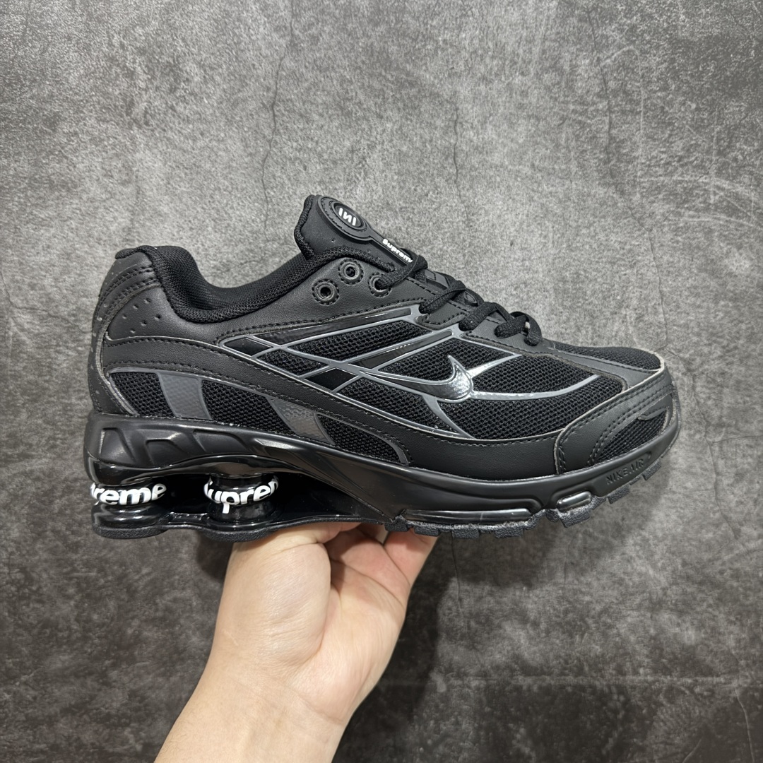 【外贸版】Supreme x Nike Shox Ride 2 SP联名扣篮系列休闲运动鞋.时尚男女篮球鞋缓震慢跑鞋 DN1615 101 Shox系列 舒适与时尚的完美结合，这款现代经典之作，凭借脚跟下方的四个支撑柱和前脚掌的Max Air技术，提供卓越的响应性缓震。鞋面采用真皮与合成革的混合材料，柔软且耐用。此外，鞋身的网眼材料和脚踝周围的通风孔得到了增强，能够保持脚部的凉爽。泡绵中底，橡胶外底。 货号： DN1615-200 尺码： 40-46 编码： T260270-选品中心