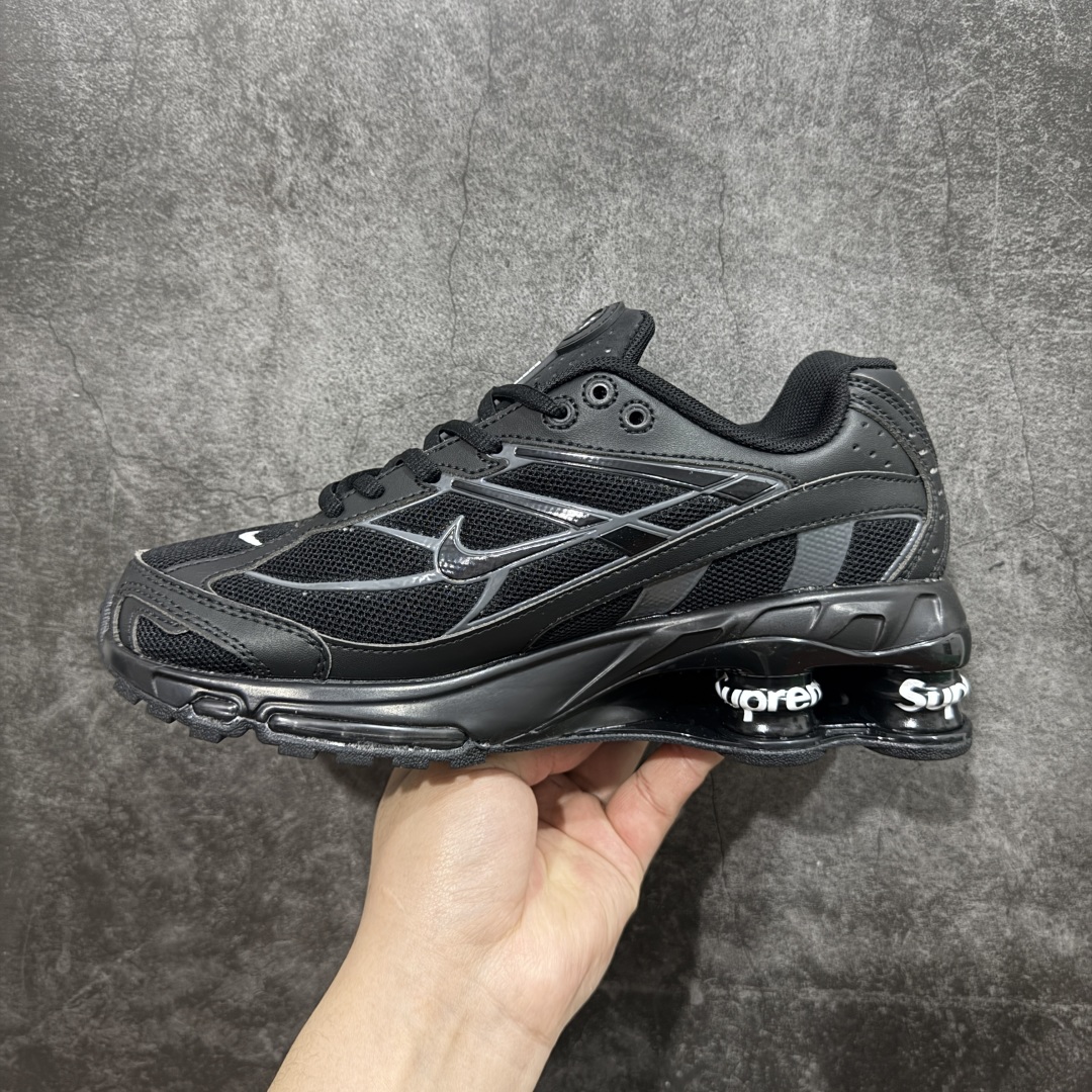 图片[2]-【外贸版】Supreme x Nike Shox Ride 2 SP联名扣篮系列休闲运动鞋.时尚男女篮球鞋缓震慢跑鞋 DN1615 101 Shox系列 舒适与时尚的完美结合，这款现代经典之作，凭借脚跟下方的四个支撑柱和前脚掌的Max Air技术，提供卓越的响应性缓震。鞋面采用真皮与合成革的混合材料，柔软且耐用。此外，鞋身的网眼材料和脚踝周围的通风孔得到了增强，能够保持脚部的凉爽。泡绵中底，橡胶外底。 货号： DN1615-200 尺码： 40-46 编码： T260270-选品中心