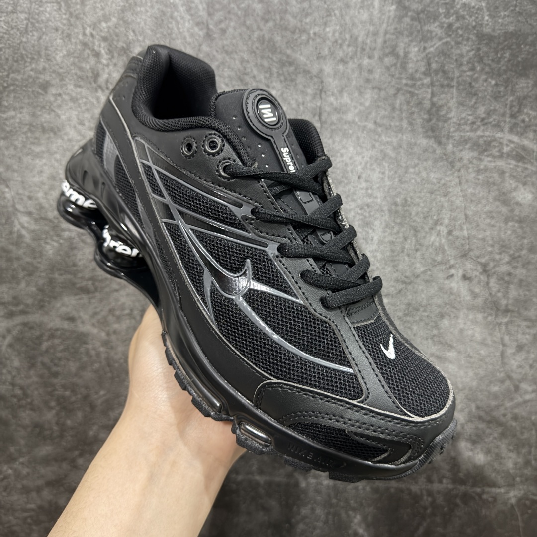 图片[3]-【外贸版】Supreme x Nike Shox Ride 2 SP联名扣篮系列休闲运动鞋.时尚男女篮球鞋缓震慢跑鞋 DN1615 101 Shox系列 舒适与时尚的完美结合，这款现代经典之作，凭借脚跟下方的四个支撑柱和前脚掌的Max Air技术，提供卓越的响应性缓震。鞋面采用真皮与合成革的混合材料，柔软且耐用。此外，鞋身的网眼材料和脚踝周围的通风孔得到了增强，能够保持脚部的凉爽。泡绵中底，橡胶外底。 货号： DN1615-200 尺码： 40-46 编码： T260270-选品中心