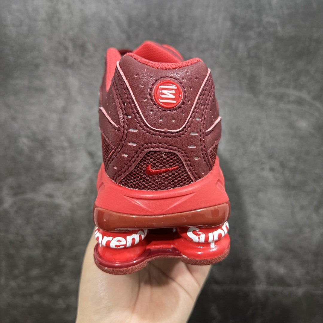 图片[4]-【外贸版】Supreme x Nike Shox Ride 2 SP联名扣篮系列休闲运动鞋.时尚男女篮球鞋缓震慢跑鞋 DN1615 101 Shox系列 舒适与时尚的完美结合，这款现代经典之作，凭借脚跟下方的四个支撑柱和前脚掌的Max Air技术，提供卓越的响应性缓震。鞋面采用真皮与合成革的混合材料，柔软且耐用。此外，鞋身的网眼材料和脚踝周围的通风孔得到了增强，能够保持脚部的凉爽。泡绵中底，橡胶外底。 货号： DN1615-600 尺码： 40-46 编码： T260270-选品中心