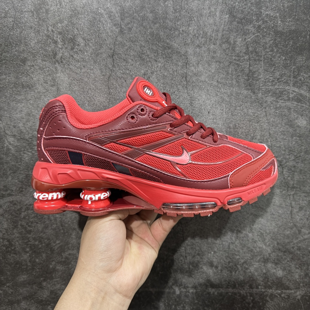 【外贸版】Supreme x Nike Shox Ride 2 SP联名扣篮系列休闲运动鞋.时尚男女篮球鞋缓震慢跑鞋 DN1615 101 Shox系列 舒适与时尚的完美结合,这款现代经典之作,凭借脚跟下方的四个支撑柱和前脚掌的Max Air技术,提供卓越的响应性缓震。鞋面采用真皮与合成革的混合材料,柔软且耐用。此外,鞋身的网眼材料和脚踝周围的通风孔得到了增强,能够保持脚部的凉爽。泡绵中底,橡胶外底。 货号: DN1615-600 尺码: 40-46 编码: T260270-选品中心