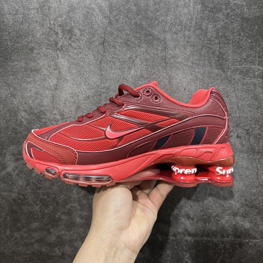 图片[2]-【外贸版】Supreme x Nike Shox Ride 2 SP联名扣篮系列休闲运动鞋.时尚男女篮球鞋缓震慢跑鞋 DN1615 101 Shox系列 舒适与时尚的完美结合，这款现代经典之作，凭借脚跟下方的四个支撑柱和前脚掌的Max Air技术，提供卓越的响应性缓震。鞋面采用真皮与合成革的混合材料，柔软且耐用。此外，鞋身的网眼材料和脚踝周围的通风孔得到了增强，能够保持脚部的凉爽。泡绵中底，橡胶外底。 货号： DN1615-600 尺码： 40-46 编码： T260270-选品中心