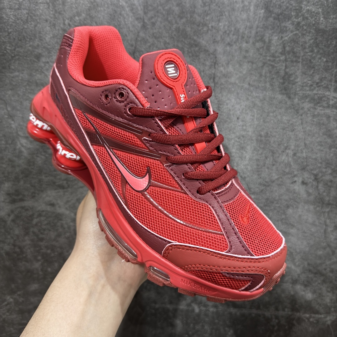 图片[3]-【外贸版】Supreme x Nike Shox Ride 2 SP联名扣篮系列休闲运动鞋.时尚男女篮球鞋缓震慢跑鞋 DN1615 101 Shox系列 舒适与时尚的完美结合，这款现代经典之作，凭借脚跟下方的四个支撑柱和前脚掌的Max Air技术，提供卓越的响应性缓震。鞋面采用真皮与合成革的混合材料，柔软且耐用。此外，鞋身的网眼材料和脚踝周围的通风孔得到了增强，能够保持脚部的凉爽。泡绵中底，橡胶外底。 货号： DN1615-600 尺码： 40-46 编码： T260270-选品中心