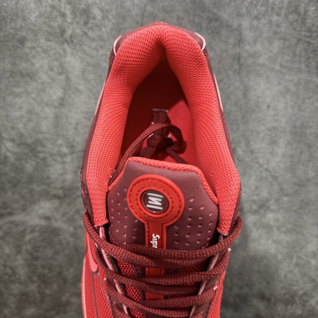 图片[8]-【外贸版】Supreme x Nike Shox Ride 2 SP联名扣篮系列休闲运动鞋.时尚男女篮球鞋缓震慢跑鞋 DN1615 101 Shox系列 舒适与时尚的完美结合，这款现代经典之作，凭借脚跟下方的四个支撑柱和前脚掌的Max Air技术，提供卓越的响应性缓震。鞋面采用真皮与合成革的混合材料，柔软且耐用。此外，鞋身的网眼材料和脚踝周围的通风孔得到了增强，能够保持脚部的凉爽。泡绵中底，橡胶外底。 货号： DN1615-600 尺码： 40-46 编码： T260270-选品中心