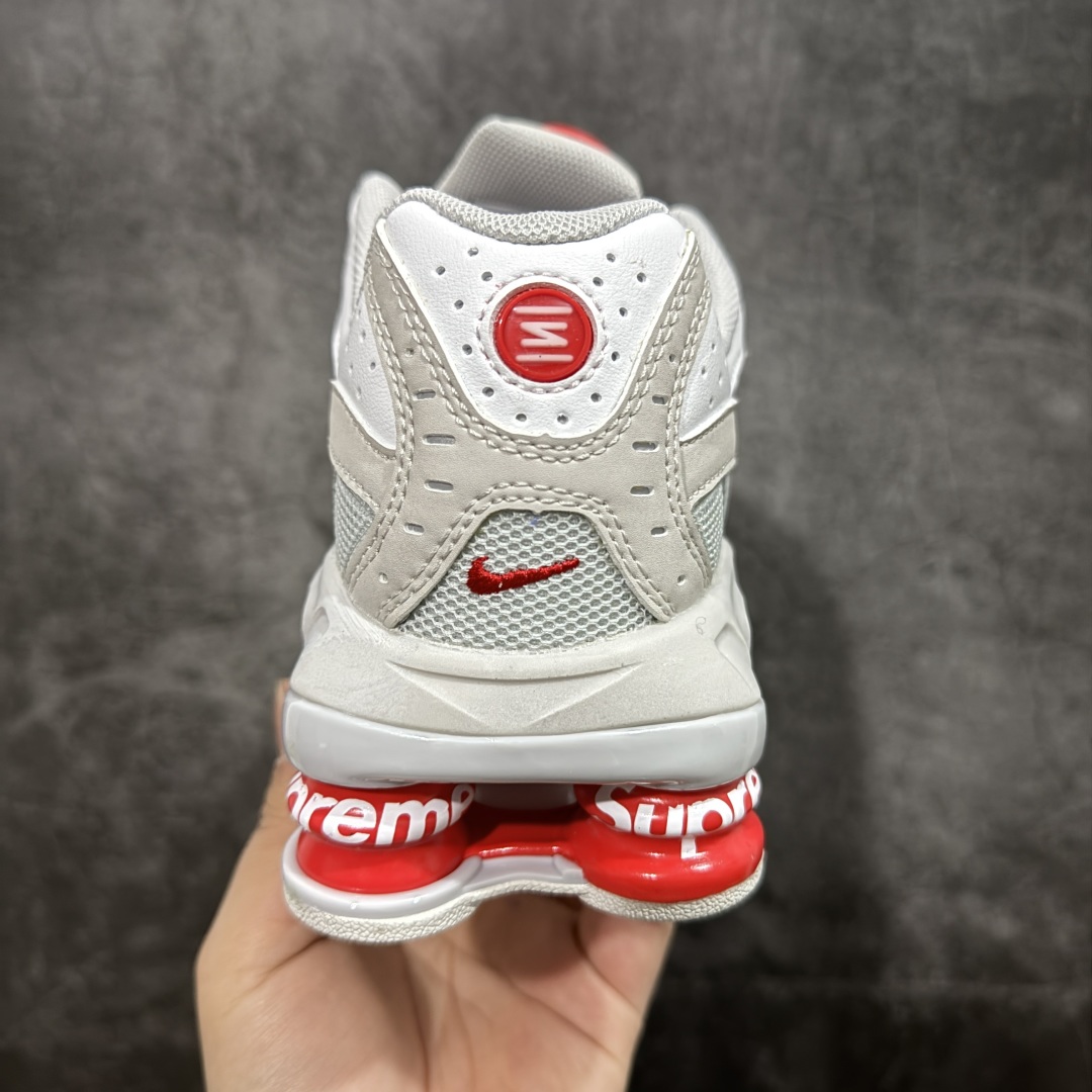 图片[4]-【外贸版】Supreme x Nike Shox Ride 2 SP联名扣篮系列休闲运动鞋.时尚男女篮球鞋缓震慢跑鞋 DN1615 101 Shox系列 舒适与时尚的完美结合，这款现代经典之作，凭借脚跟下方的四个支撑柱和前脚掌的Max Air技术，提供卓越的响应性缓震。鞋面采用真皮与合成革的混合材料，柔软且耐用。此外，鞋身的网眼材料和脚踝周围的通风孔得到了增强，能够保持脚部的凉爽。泡绵中底，橡胶外底。 货号： DN1615-100 尺码： 40-46 编码： T260270-选品中心