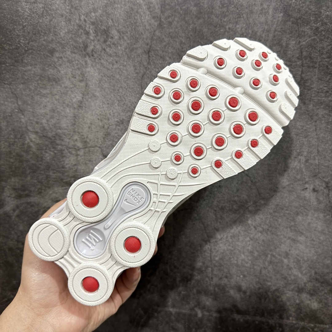 图片[9]-【外贸版】Supreme x Nike Shox Ride 2 SP联名扣篮系列休闲运动鞋.时尚男女篮球鞋缓震慢跑鞋 DN1615 101 Shox系列 舒适与时尚的完美结合，这款现代经典之作，凭借脚跟下方的四个支撑柱和前脚掌的Max Air技术，提供卓越的响应性缓震。鞋面采用真皮与合成革的混合材料，柔软且耐用。此外，鞋身的网眼材料和脚踝周围的通风孔得到了增强，能够保持脚部的凉爽。泡绵中底，橡胶外底。 货号： DN1615-100 尺码： 40-46 编码： T260270-选品中心