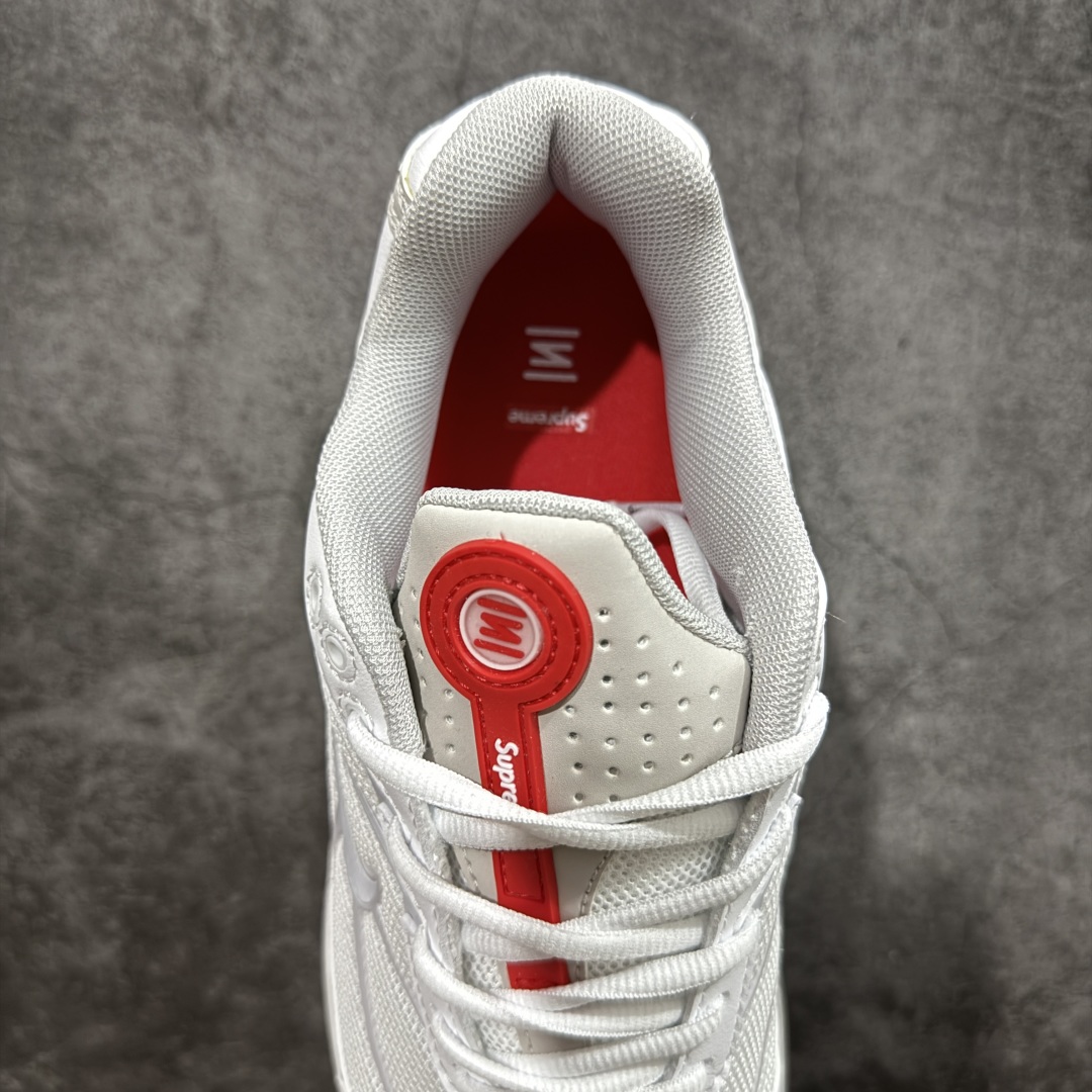 图片[8]-【外贸版】Supreme x Nike Shox Ride 2 SP联名扣篮系列休闲运动鞋.时尚男女篮球鞋缓震慢跑鞋 DN1615 101 Shox系列 舒适与时尚的完美结合，这款现代经典之作，凭借脚跟下方的四个支撑柱和前脚掌的Max Air技术，提供卓越的响应性缓震。鞋面采用真皮与合成革的混合材料，柔软且耐用。此外，鞋身的网眼材料和脚踝周围的通风孔得到了增强，能够保持脚部的凉爽。泡绵中底，橡胶外底。 货号： DN1615-100 尺码： 40-46 编码： T260270-选品中心