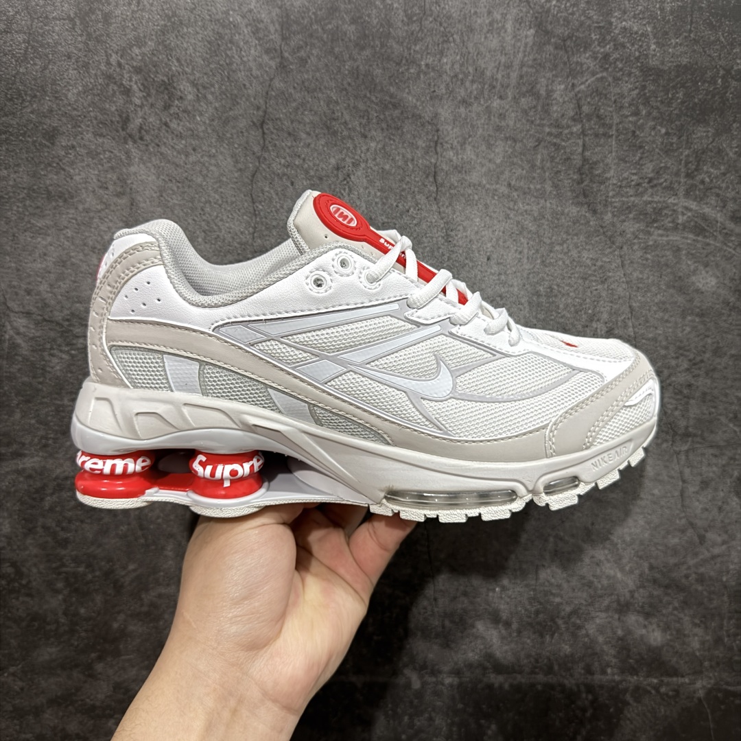 【外贸版】Supreme x Nike Shox Ride 2 SP联名扣篮系列休闲运动鞋.时尚男女篮球鞋缓震慢跑鞋 DN1615 101 Shox系列 舒适与时尚的完美结合，这款现代经典之作，凭借脚跟下方的四个支撑柱和前脚掌的Max Air技术，提供卓越的响应性缓震。鞋面采用真皮与合成革的混合材料，柔软且耐用。此外，鞋身的网眼材料和脚踝周围的通风孔得到了增强，能够保持脚部的凉爽。泡绵中底，橡胶外底。 货号： DN1615-100 尺码： 40-46 编码： T260270-选品中心