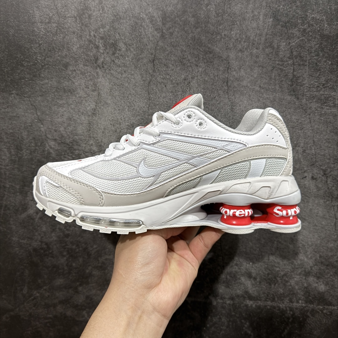 图片[2]-【外贸版】Supreme x Nike Shox Ride 2 SP联名扣篮系列休闲运动鞋.时尚男女篮球鞋缓震慢跑鞋 DN1615 101 Shox系列 舒适与时尚的完美结合，这款现代经典之作，凭借脚跟下方的四个支撑柱和前脚掌的Max Air技术，提供卓越的响应性缓震。鞋面采用真皮与合成革的混合材料，柔软且耐用。此外，鞋身的网眼材料和脚踝周围的通风孔得到了增强，能够保持脚部的凉爽。泡绵中底，橡胶外底。 货号： DN1615-100 尺码： 40-46 编码： T260270-选品中心