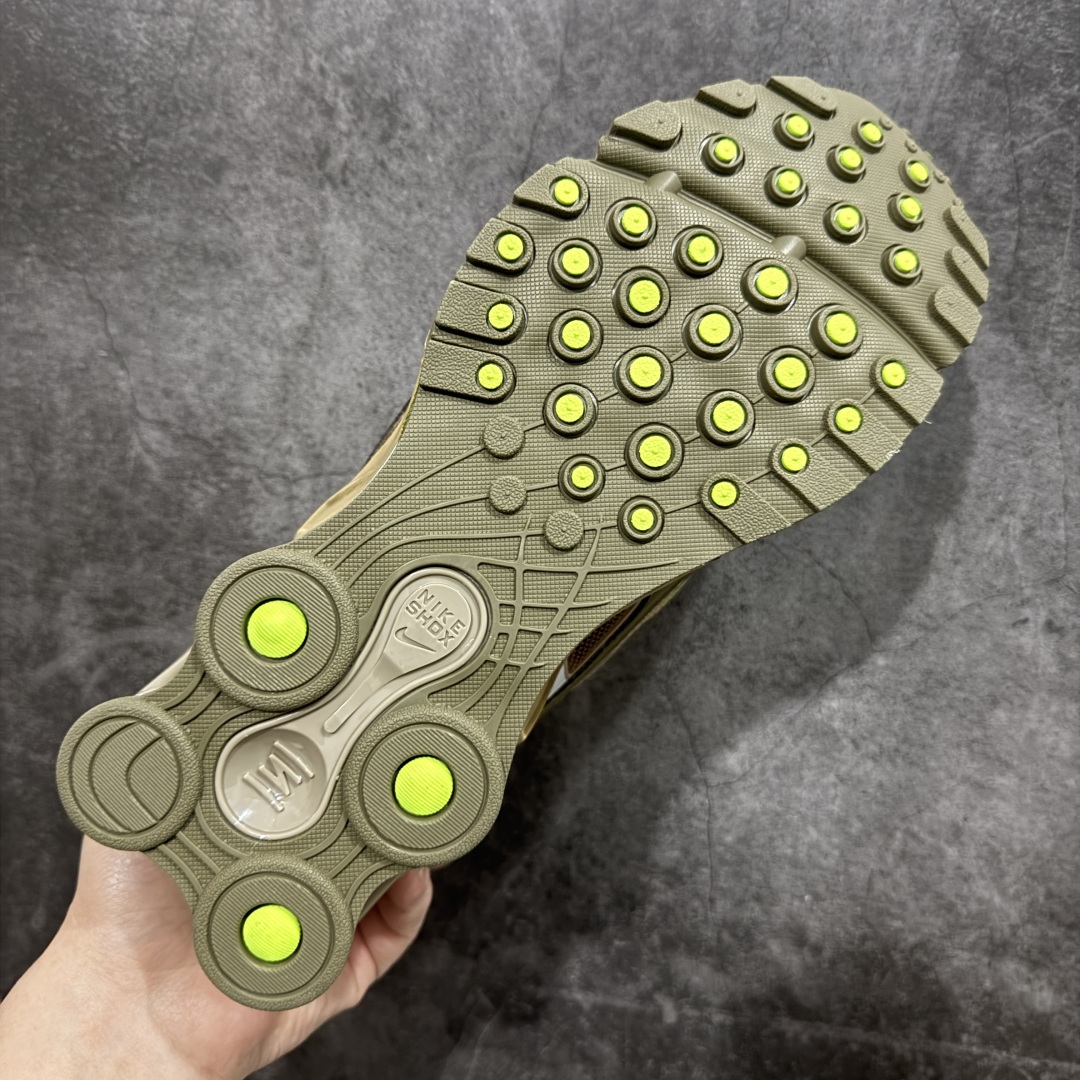 图片[9]-【外贸版】Supreme x Nike Shox Ride 2 SP联名扣篮系列休闲运动鞋.时尚男女篮球鞋缓震慢跑鞋 DN1615 200 Shox系列 舒适与时尚的完美结合，这款现代经典之作，凭借脚跟下方的四个支撑柱和前脚掌的Max Air技术，提供卓越的响应性缓震。鞋面采用真皮与合成革的混合材料，柔软且耐用。此外，鞋身的网眼材料和脚踝周围的通风孔得到了增强，能够保持脚部的凉爽。泡绵中底，橡胶外底。 货号： DN1615-100 尺码： 40-46 编码： T260270-选品中心